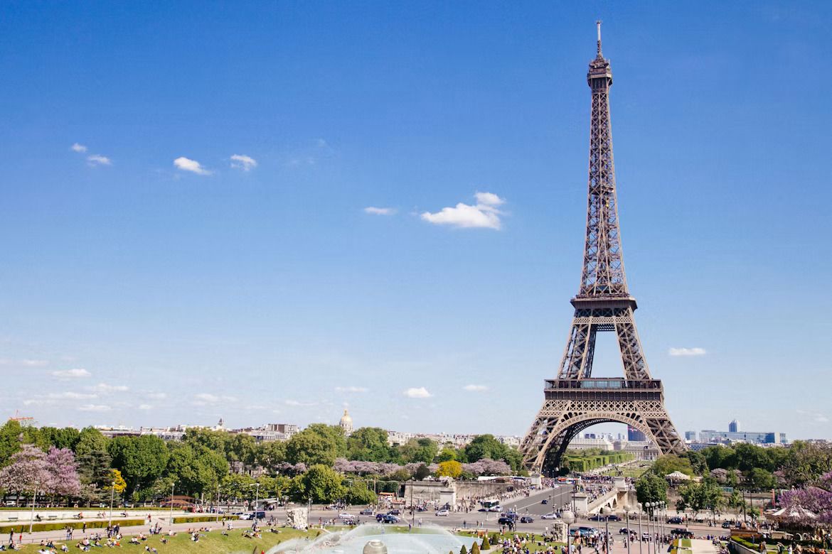 A close-up view of the Eiffel Tower on a clear sunny day.jpg