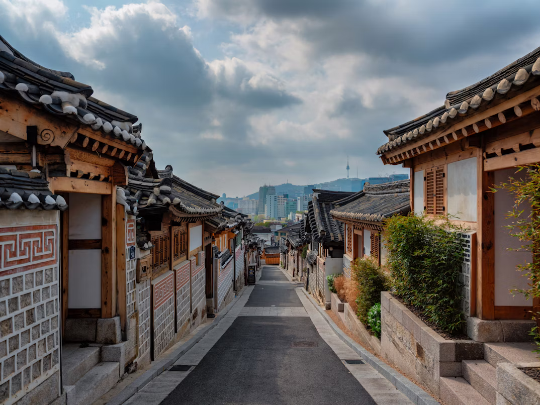 Traditionelle Hanok-Häuser liegen entlang einer schmalen Straße im Bukchon Hanok Village in Seoul, Südkorea.
