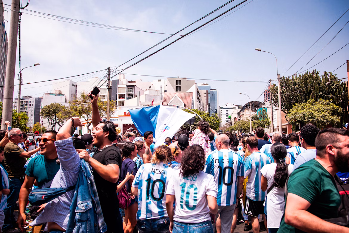 Draußen auf den Straßen feiern Fans der argentinischen Fußball-Nationalmannschaft nach einem Sieg.