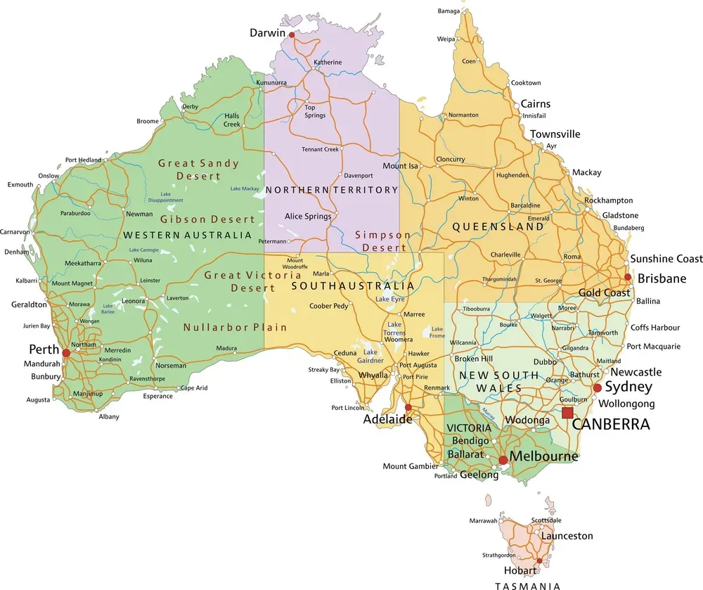 Eine Landkarte von Australien zeigt die Gliederung der Staaten, große und mittlere Städte sowie Wüsten.