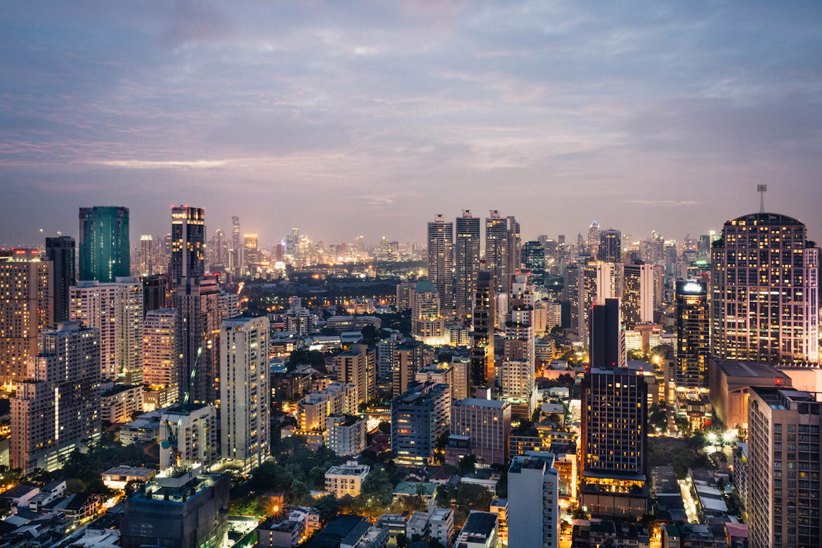 Eine Nachtaufnahme zeigt die Hochhäuser der Metropole Bangkok.