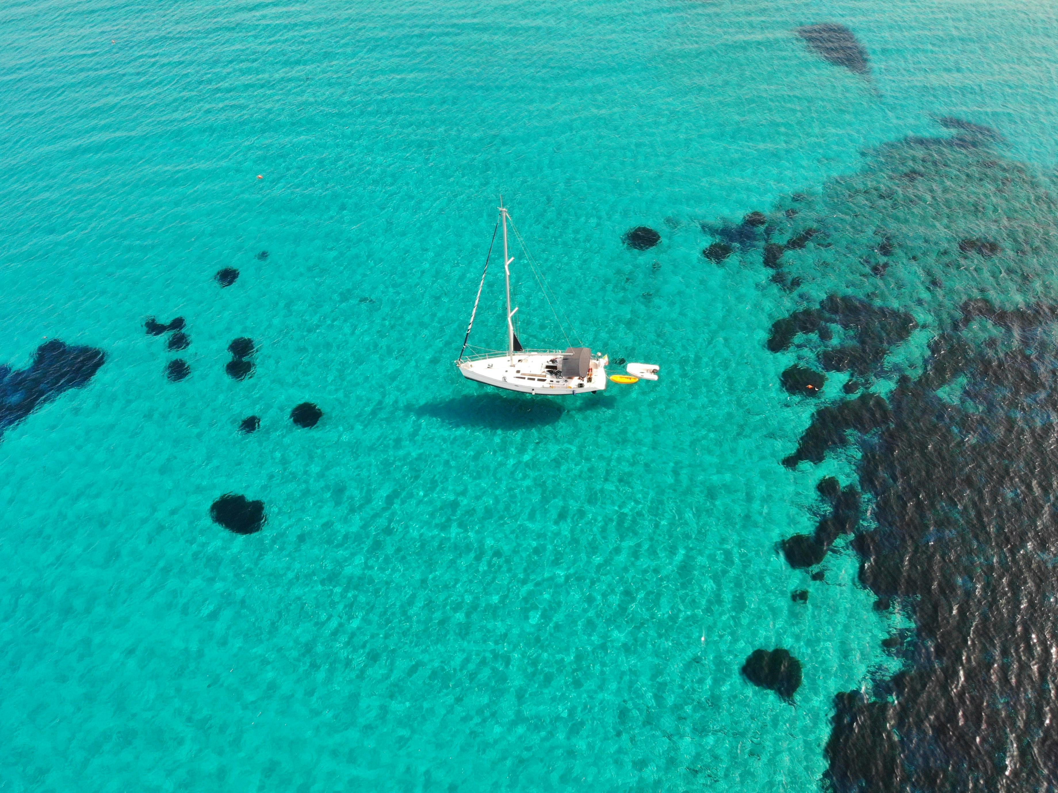 Barca a vela nel mare della Sardegna..jpg
