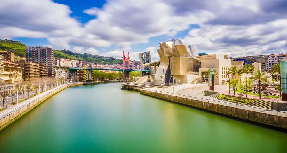 Ein Blick auf die moderne Architektur von Bilbao, mit dem Guggenheim-Museum direkt am Fluss gelegen.