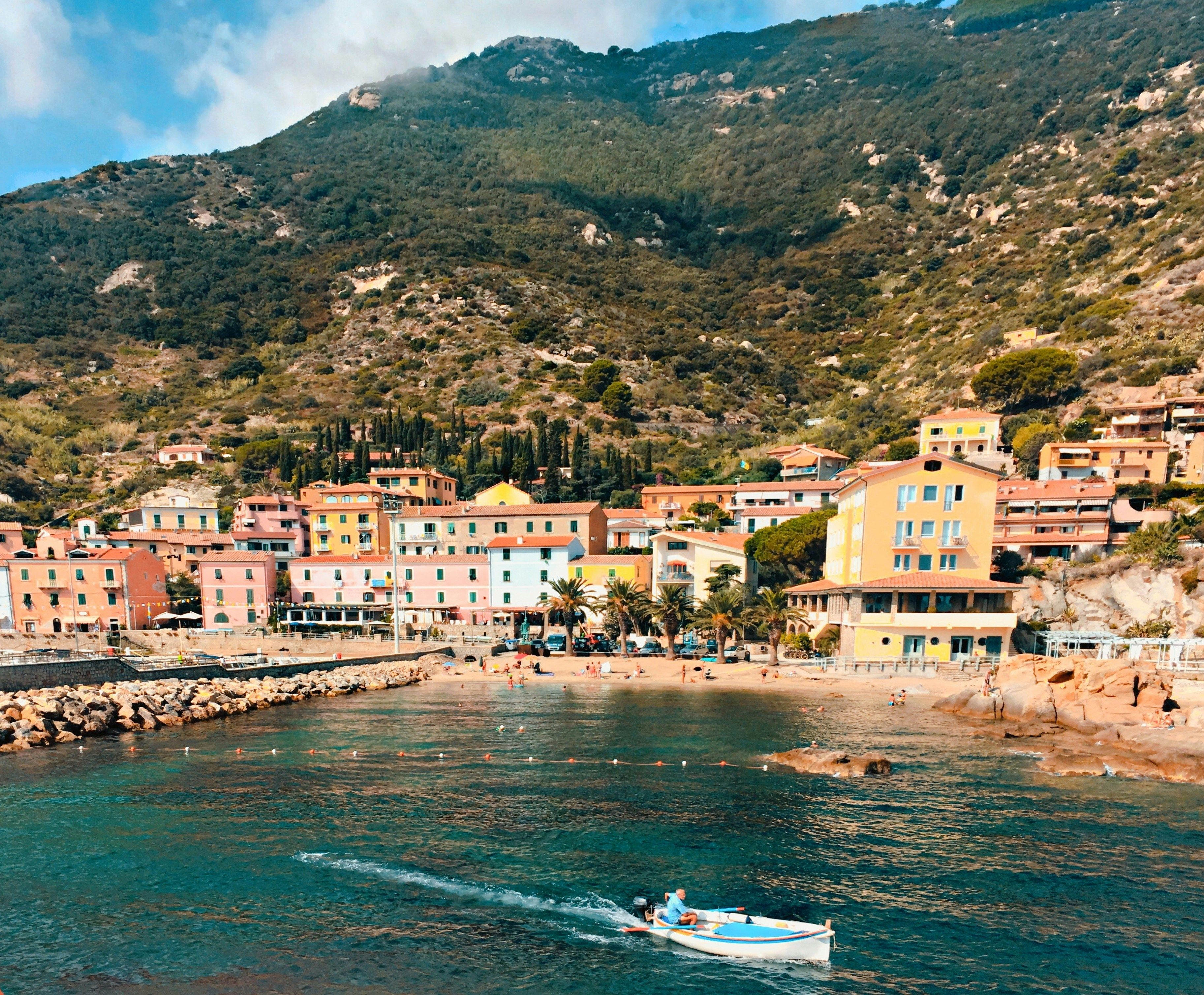 Borgo di pescatori con spiaggetta e barche, Isola del Giglio