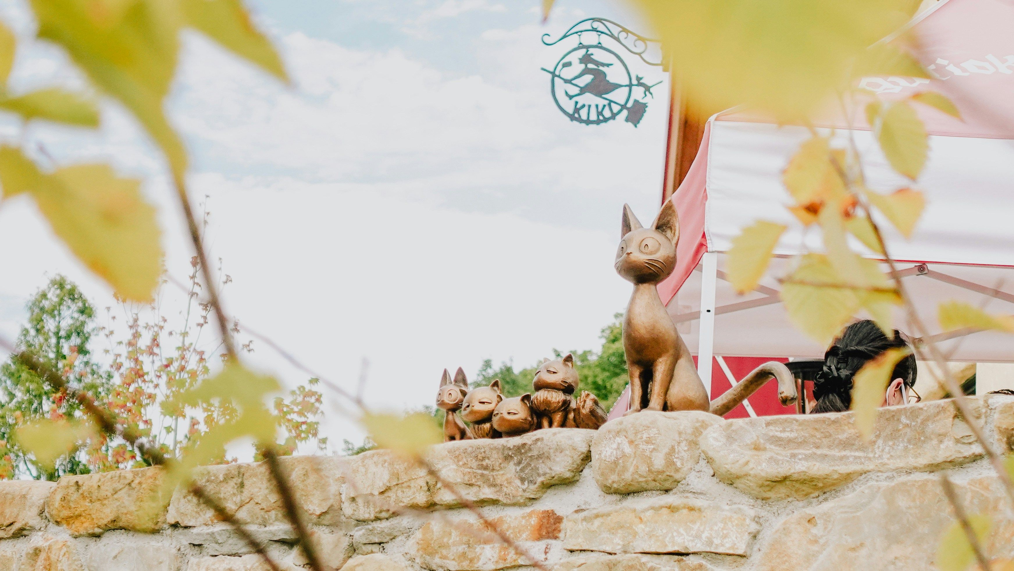 Eine Bronzestatue der Katze Jiji aus dem Film Kiki's Delivery Service.