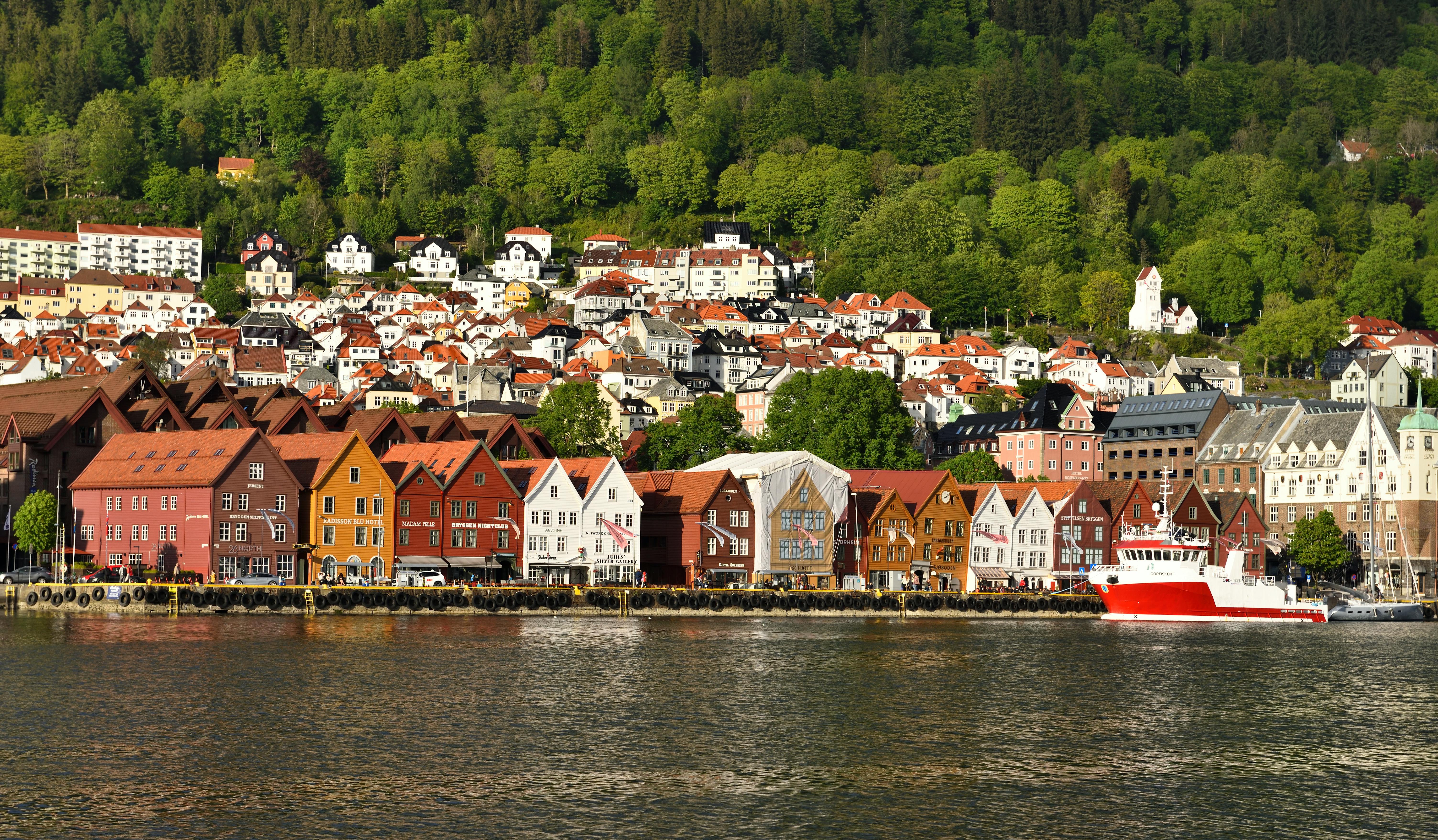 Las casas del barrio hanseático de Bryggen, en Bergen (Noruega), se alzan a orillas del mar y presentan una arquitectura típicamente escandinava.