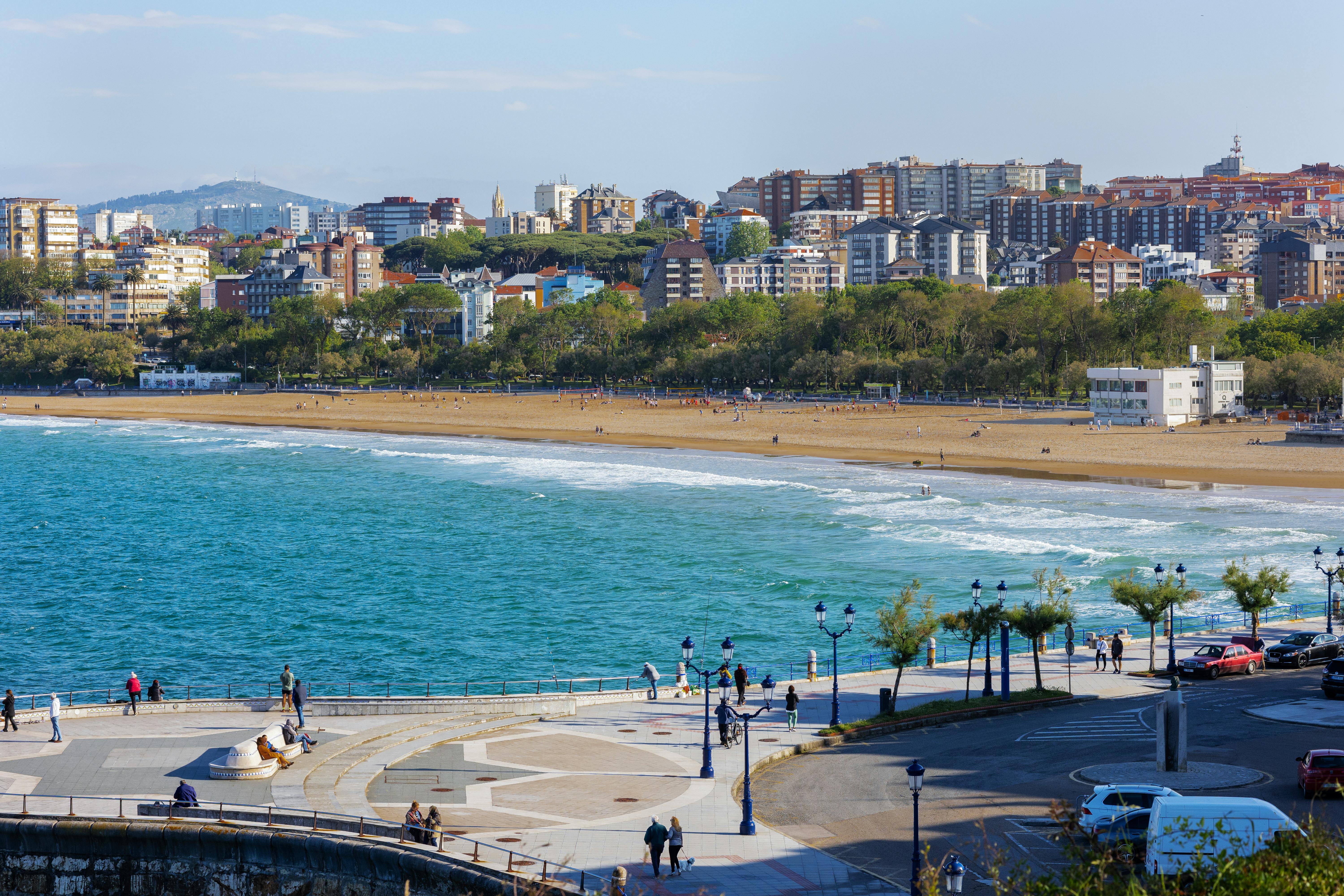 Die Bucht von Santander mit ihrem goldenen Sand, dem blauen Meer und der schönen Uferpromenade strahlt im Sonnenschein.