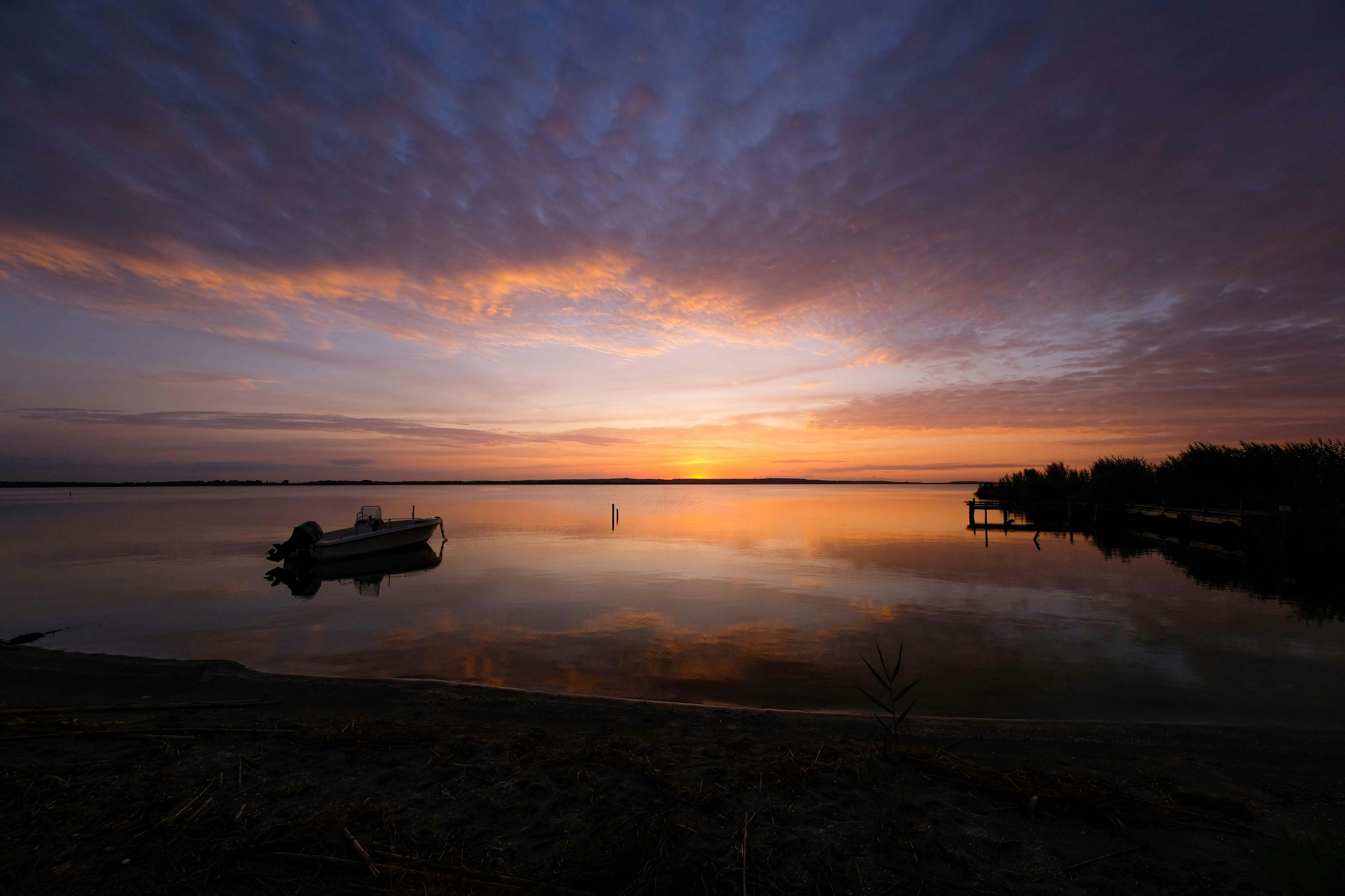 Alba rosa e arancione sul mare di Cabras, Sardegna.