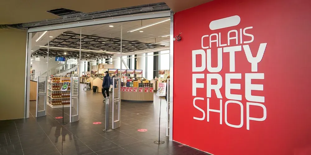 Der Eingang zum Duty-free-Shop von DFDS am HafenCalais. Ein großes rotes Schild zeigt die weiße Aufschrift 