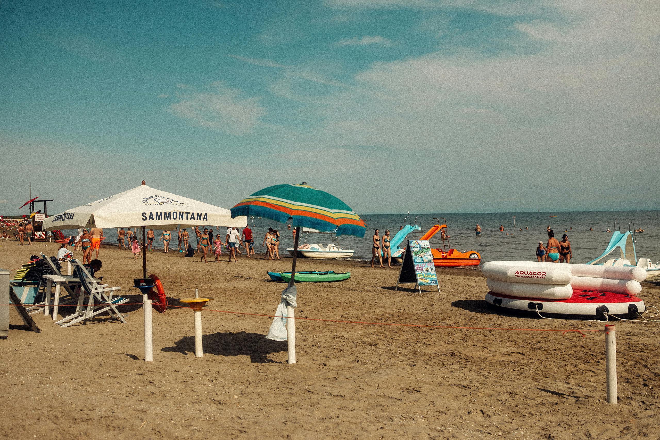 Un tranquillo pomeriggio in spiaggia a Caorle (Veneto).
