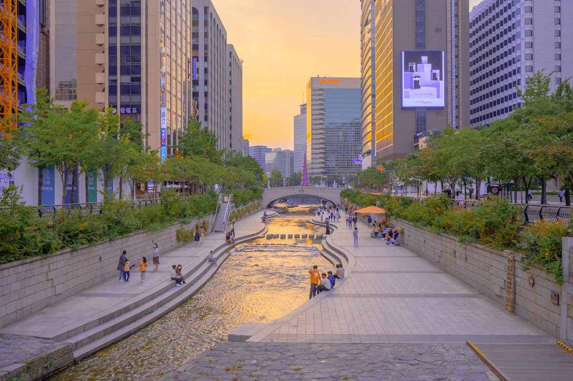 Der Cheonggyecheon-Fluss, ein bekannter öffentlicher Erholungsort im Zentrum von Seoul, Südkorea, fließt im Abendlicht ruhig durch die Stadt.