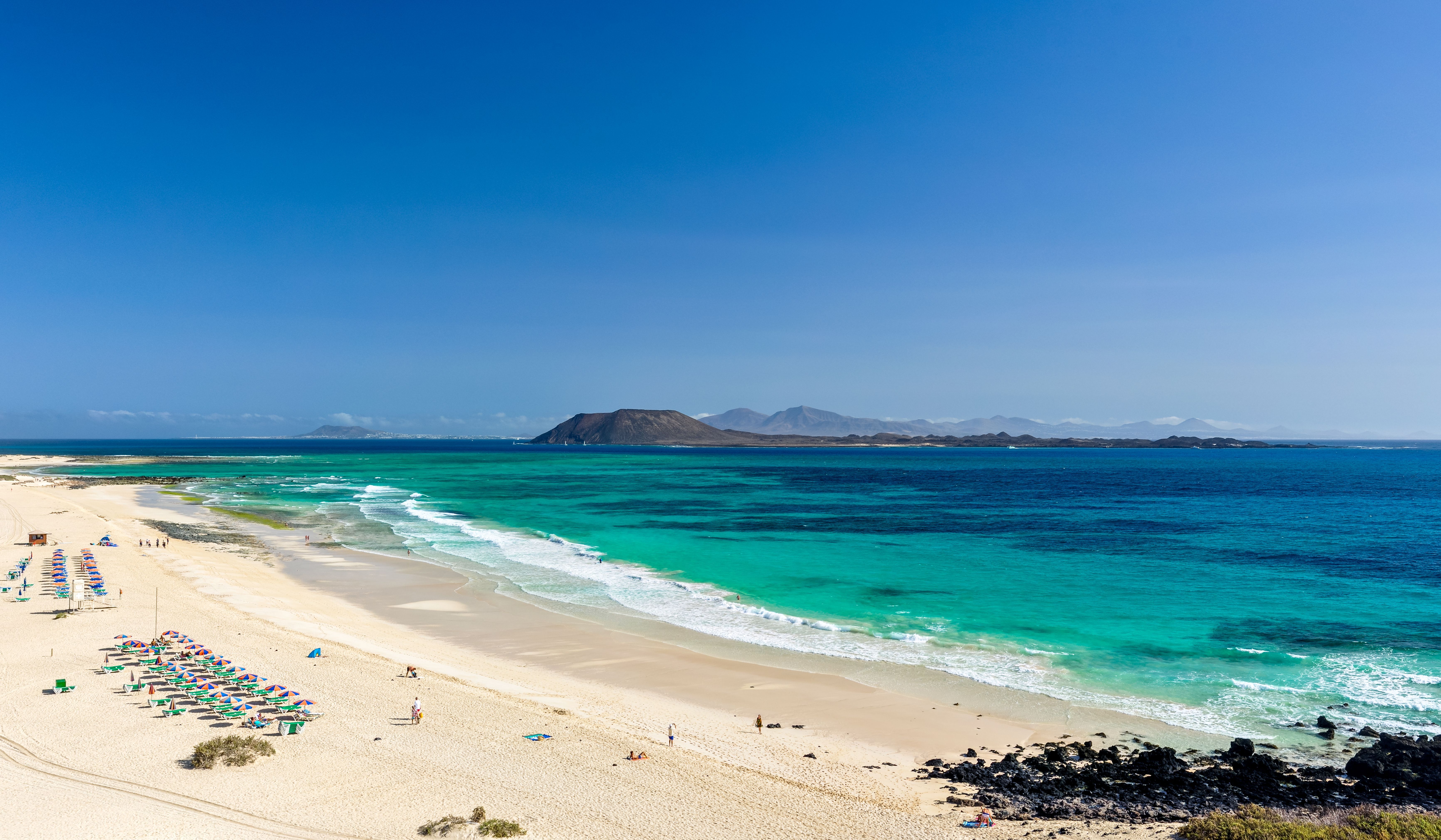vue sur la plage de corralejo et les volcans au loin