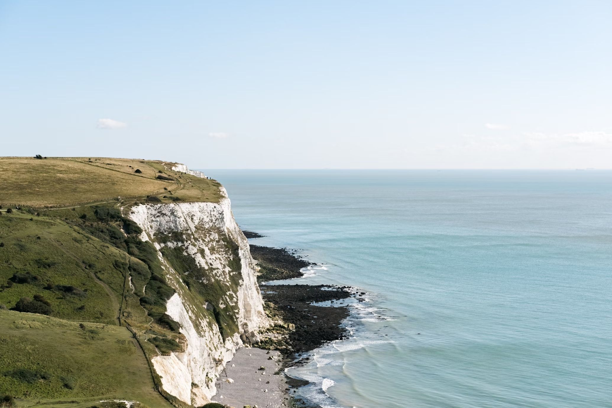 Weiße Klippen von Dover, rechts blaues Meer.