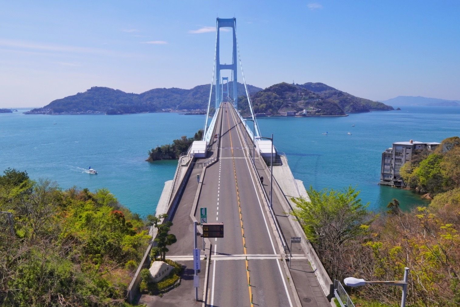 Die Kurushima-Kaikyō-Brücke in Kure, Japan. Sie verbindet das Festland mit einer Inselkette.