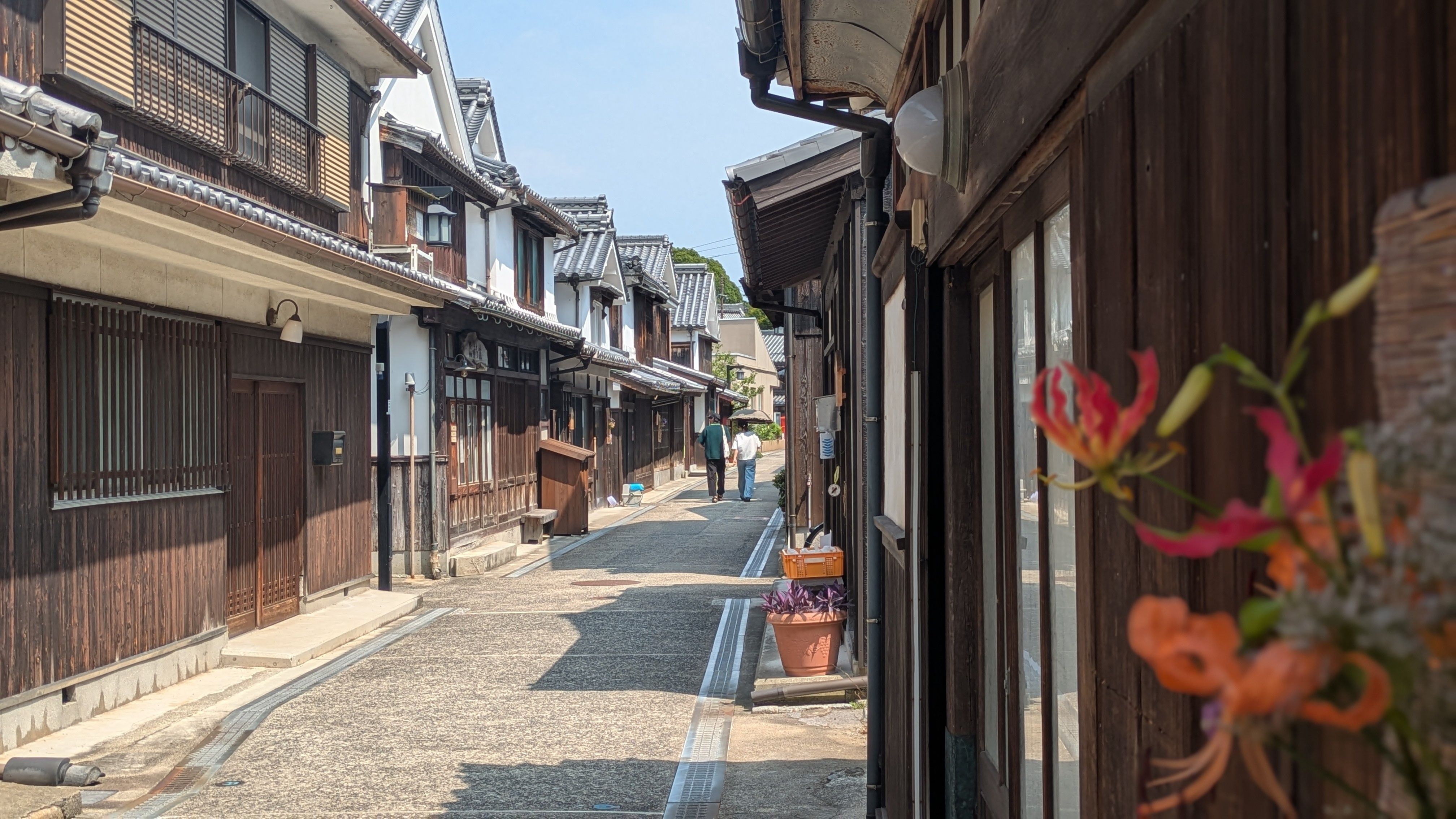 Une petite rue bordée de maisons traditionnelles japonaises.