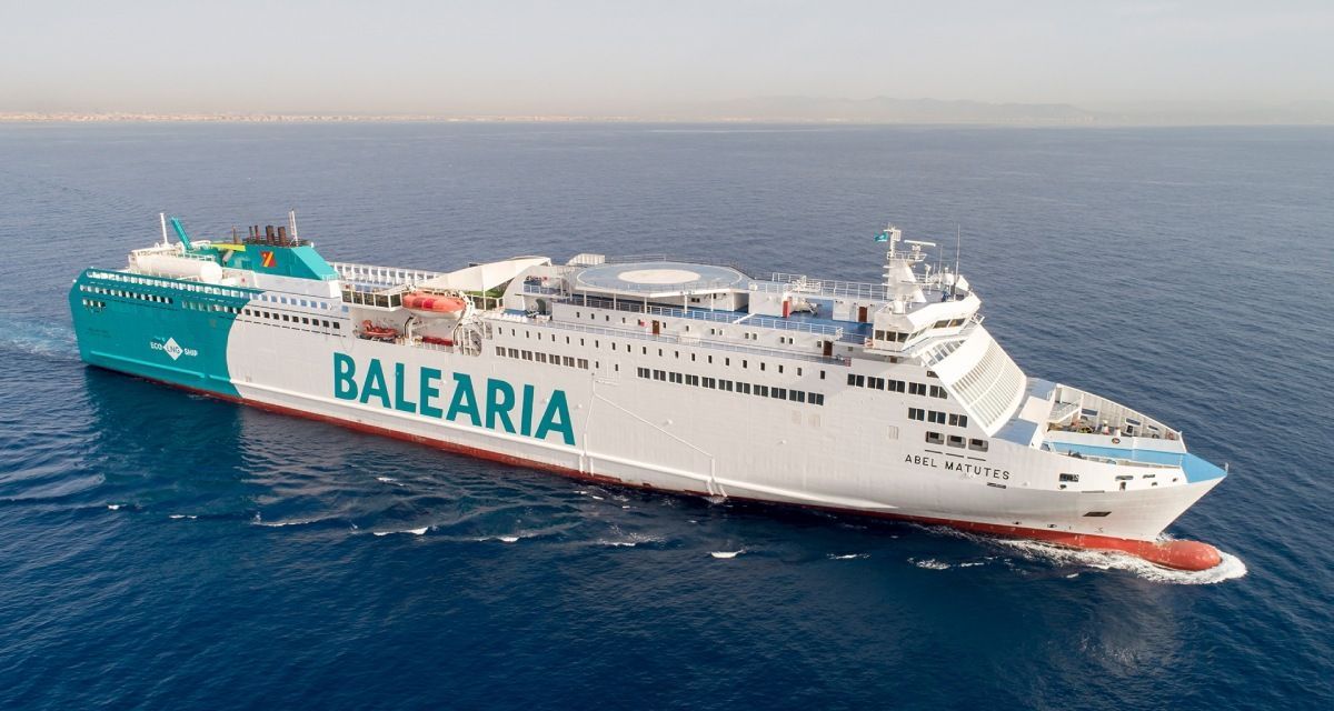 Balearia Fähre auf blauem Wasser. Weiß angestrichen mit grünem Balearia Schriftzug.