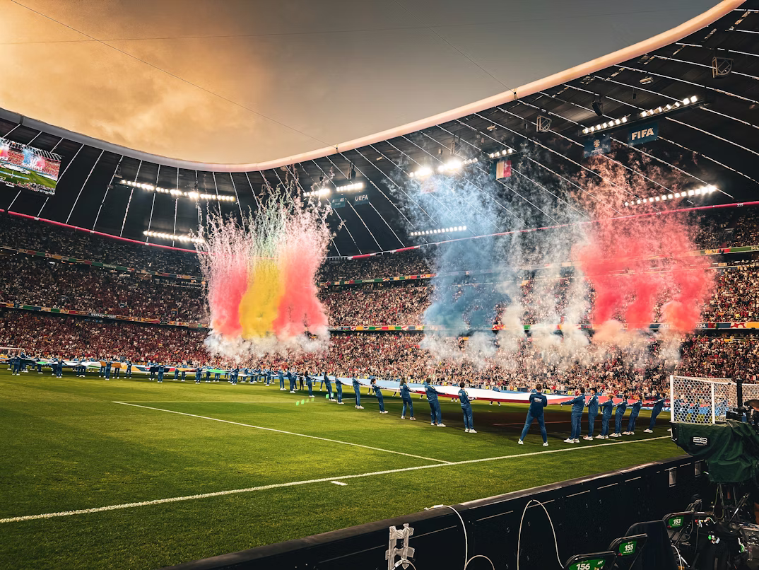 In einem großen Stadion werden in bunten Feuerwerken die Flaggen von Spanien und Frankreich in den Himmel geschossen.