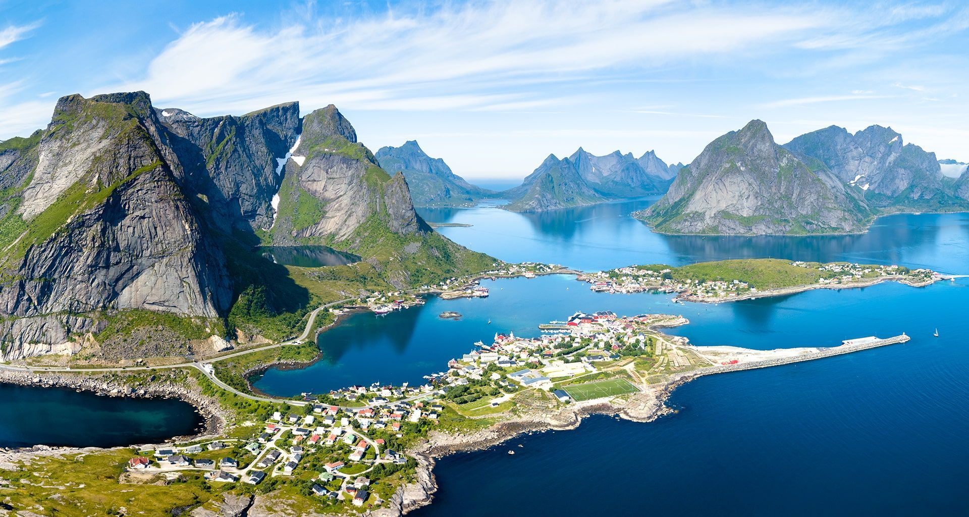 Uitzicht op een turquoise fjord.