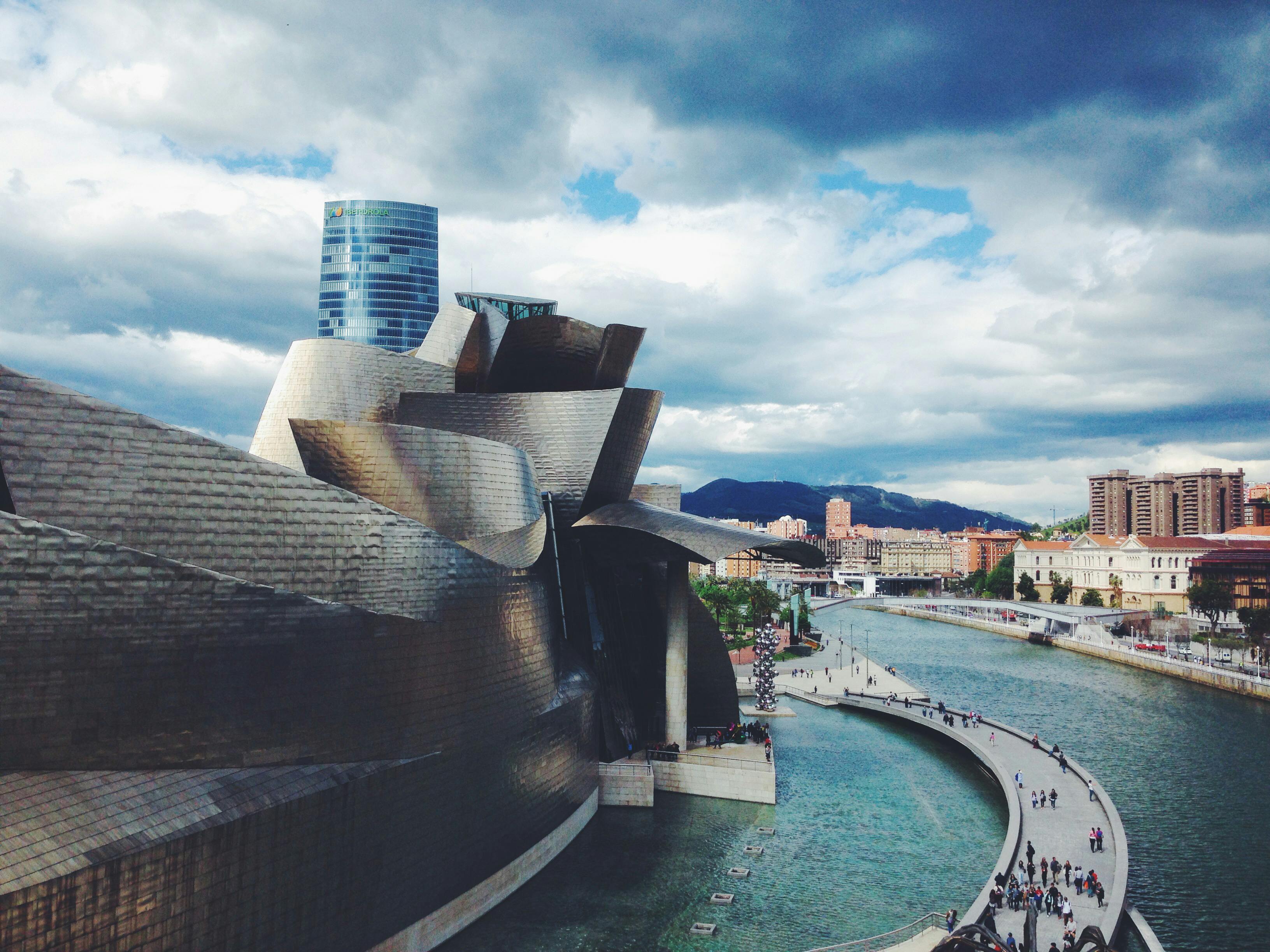 Das Guggenheim-Museum in Bilbao unter einem bewölkten Himmel.