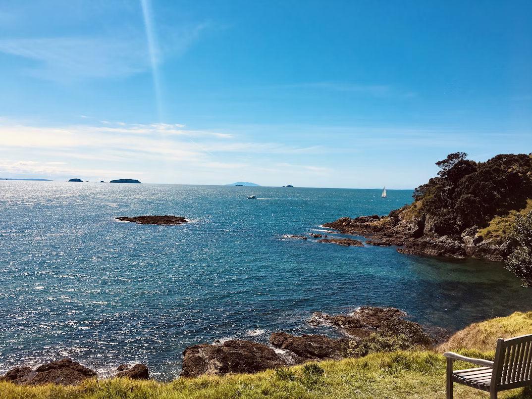 Von Land aus hat man einen weiten Blick auf den ruhigen Hauraki-Golf, dessen blaues Wasser in der Sonne glitzert.