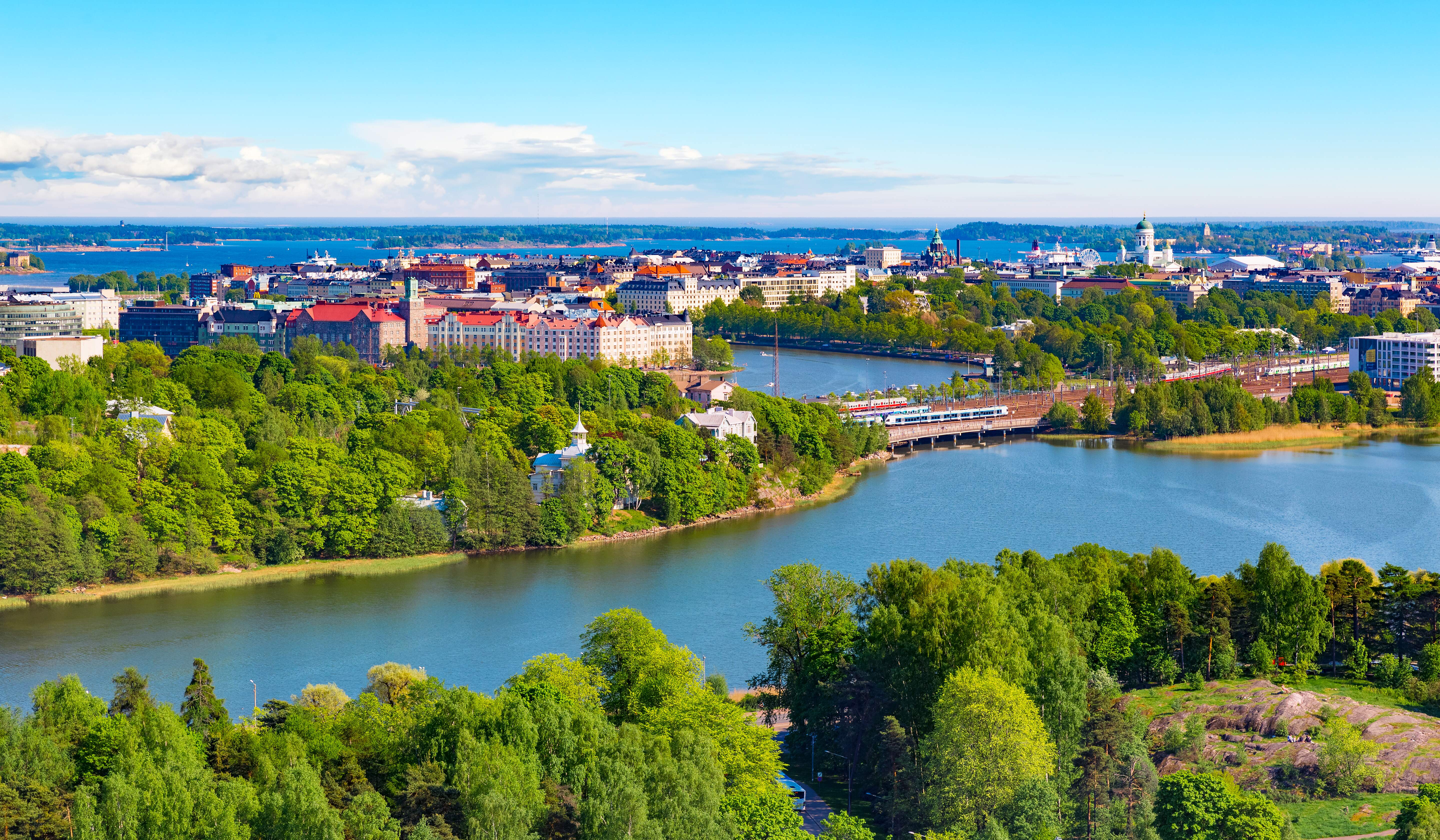 Rivieren en meren omgeven door bossen, met Helsinki op de achtergrond.