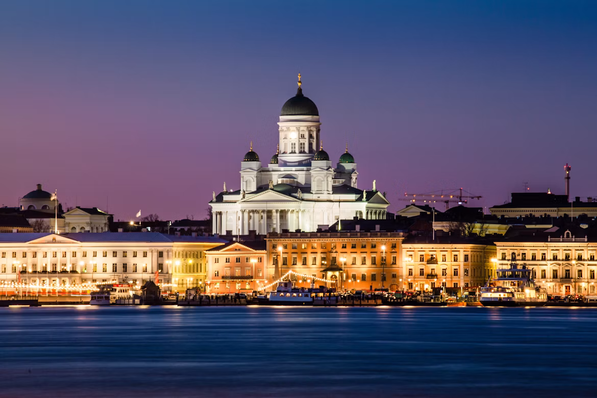 Die Kathedrale von Helsinki bei Nacht beleuchtet