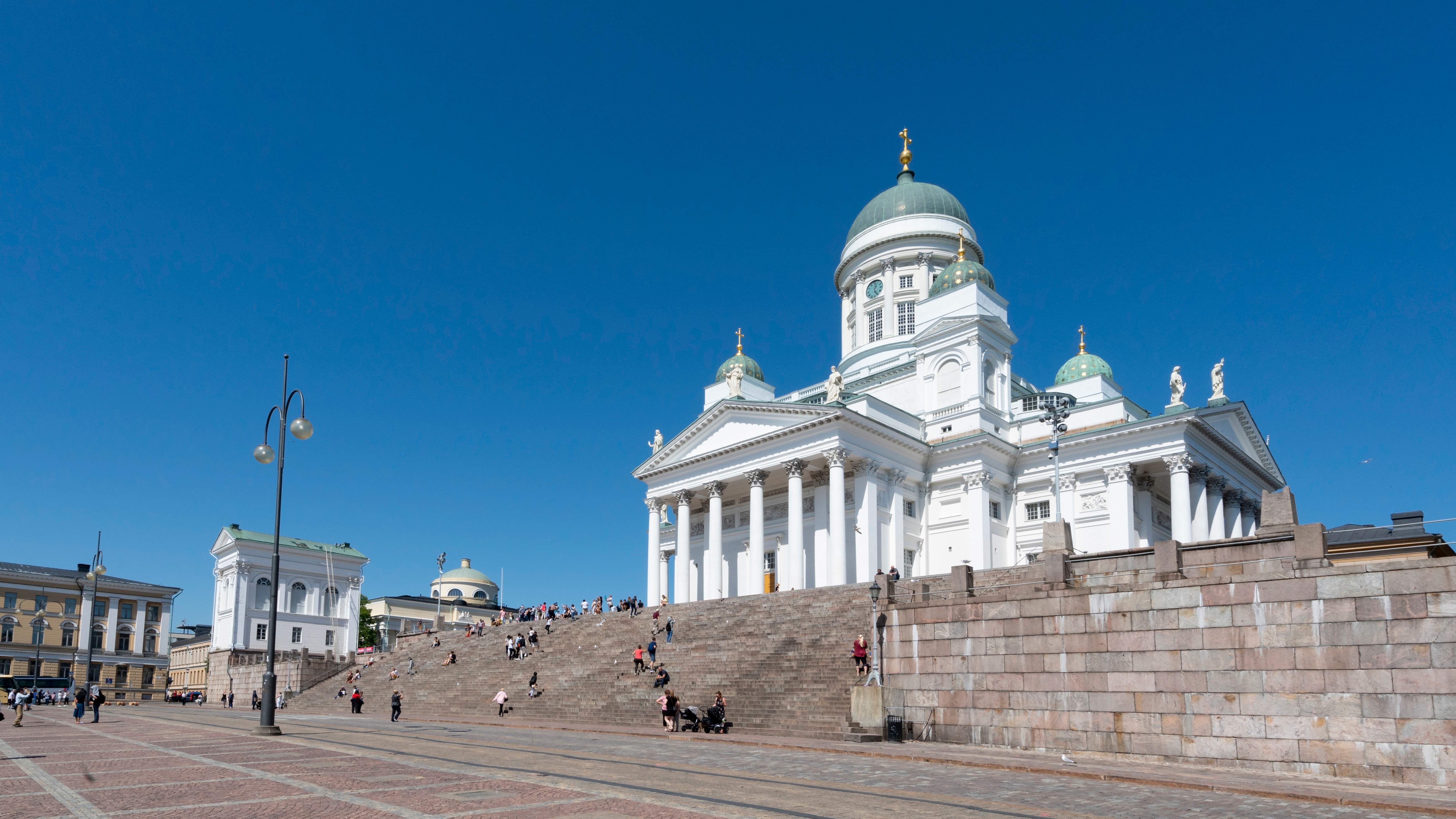 Kathedraal van Helsinki, gezien vanaf de onderkant van de trap.