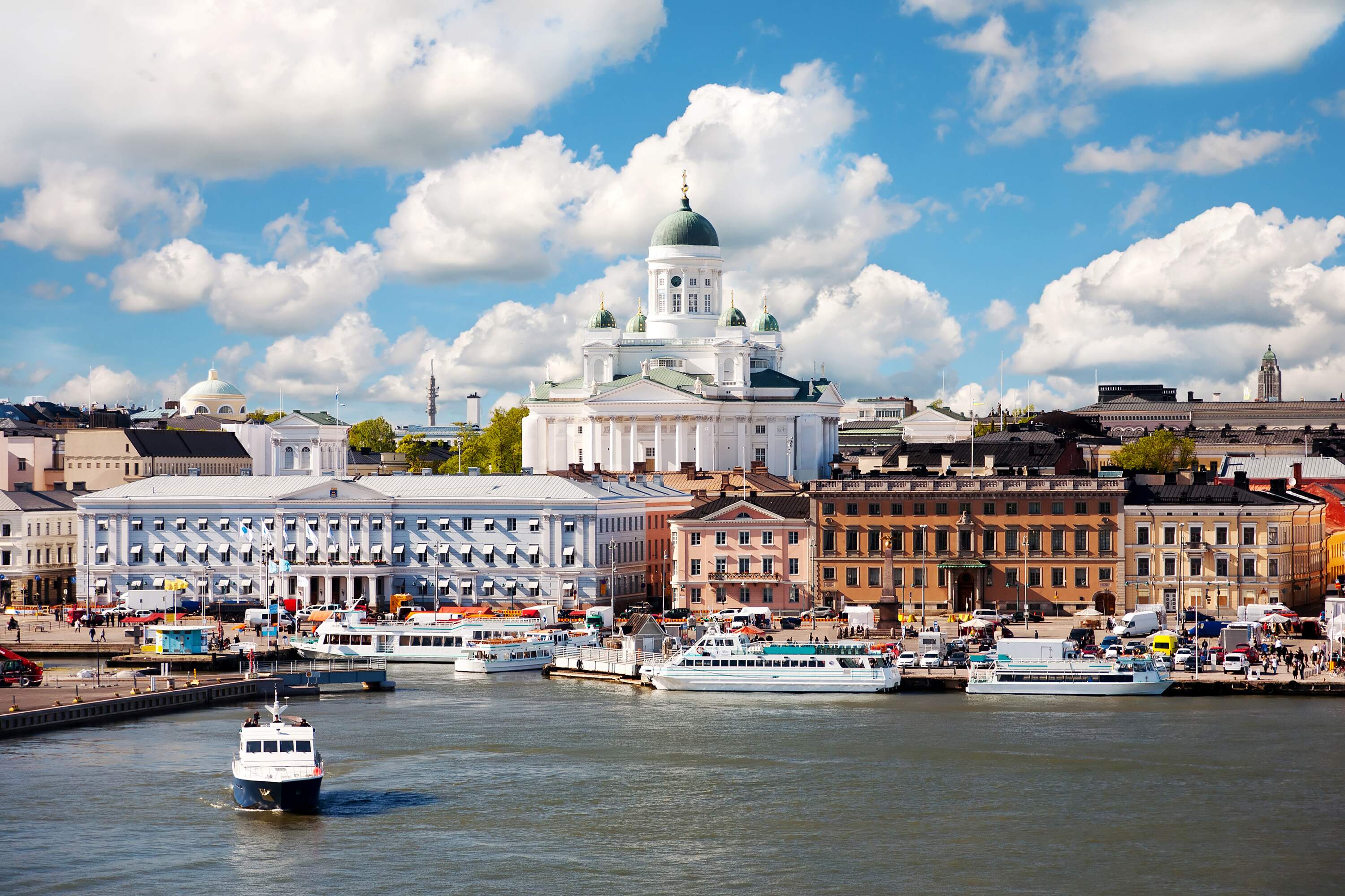De promenade van Helsinki in de zomer, met op de achtergrond de kathedraal.