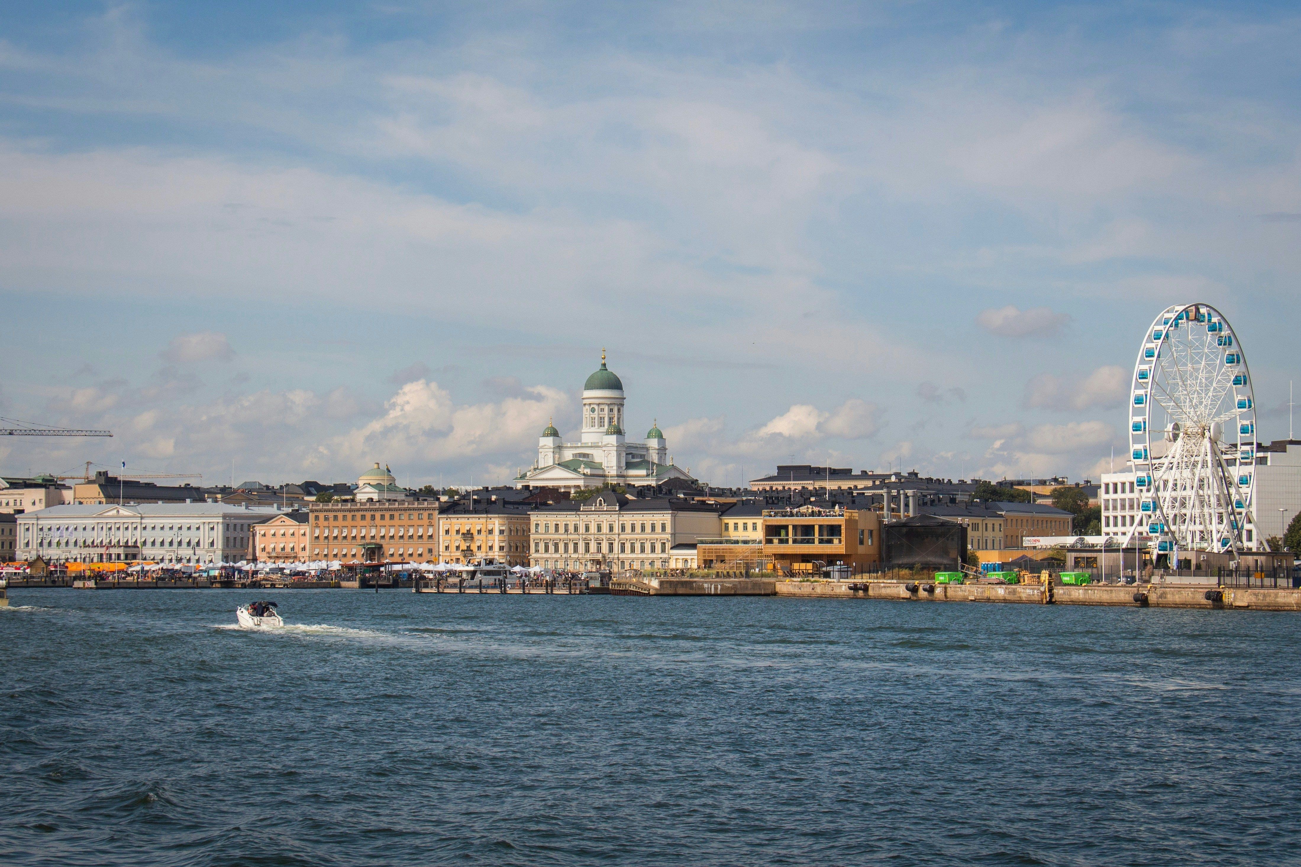 Der Blick vom Wasser aus auf die Skyline von Helsinki.