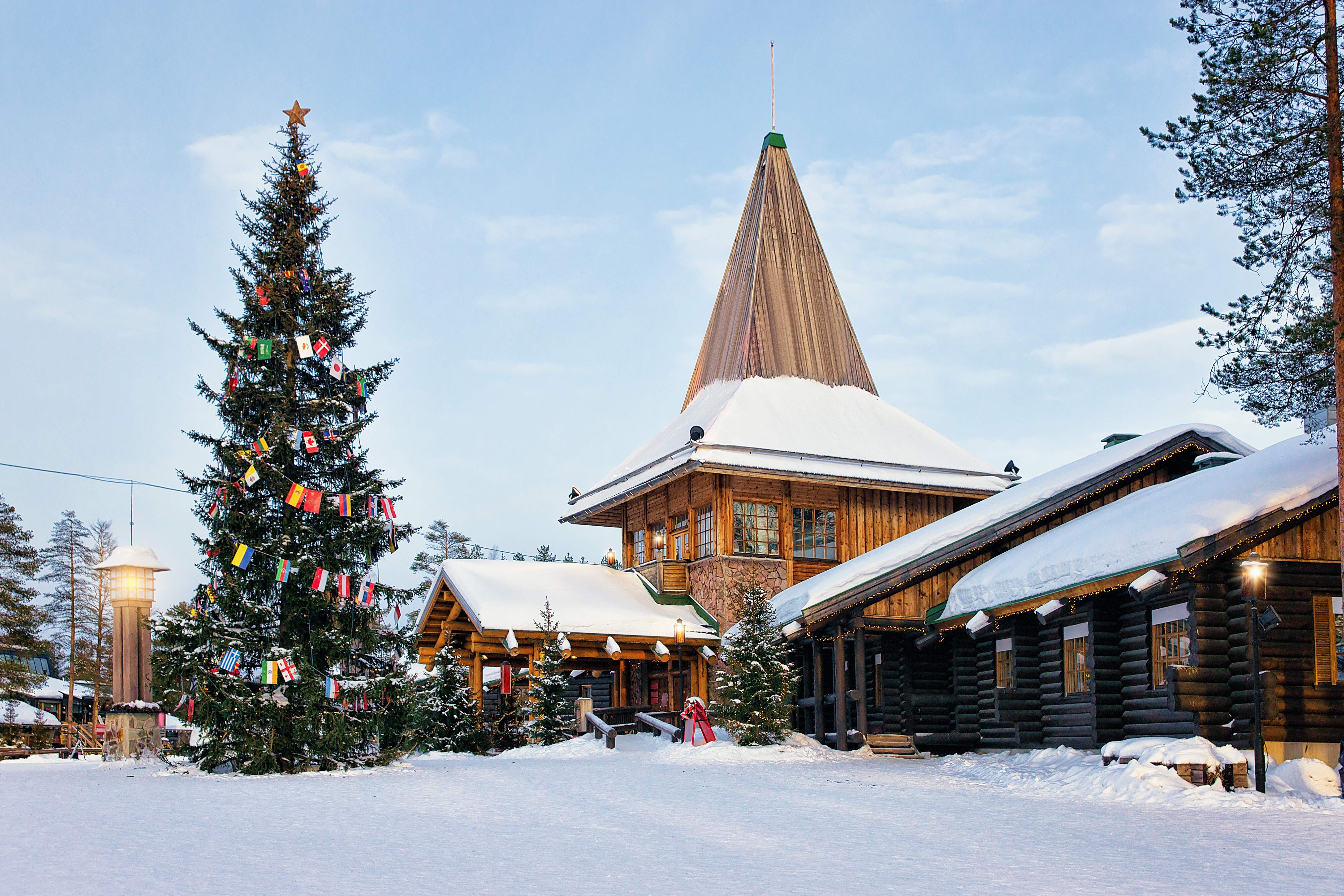 Kerstlandschap met sneeuw en een grote boom.
