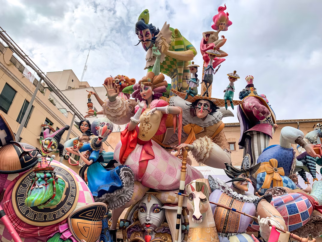 Las Fallas desfilando por las calles de Valencia