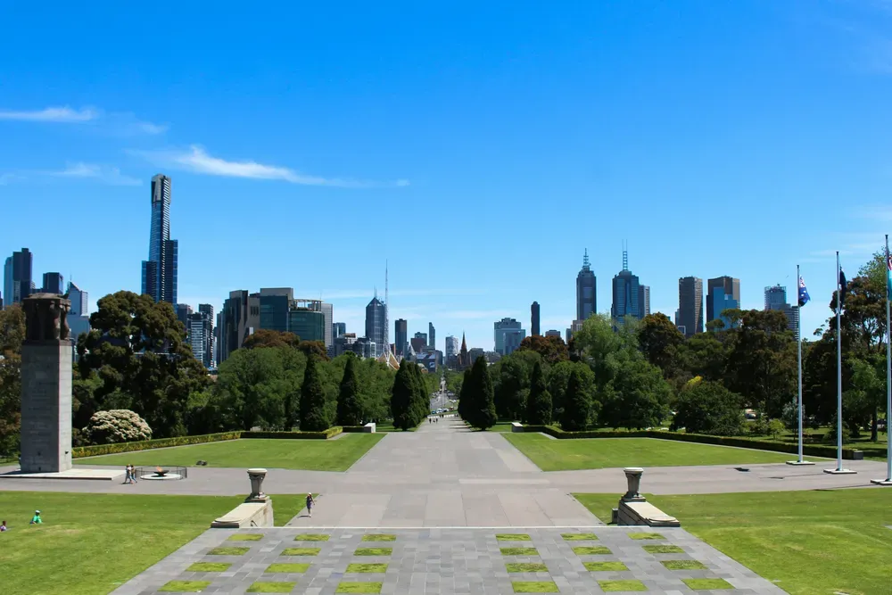 Die Skyline von Melbourne, aufgenommen vom Dach des Shrine of Remembrance. Das Foto zeigt die Prachtstraße der Stadt, die sich vom Denkmal in Richtung Stadtzentrum erstreckt.