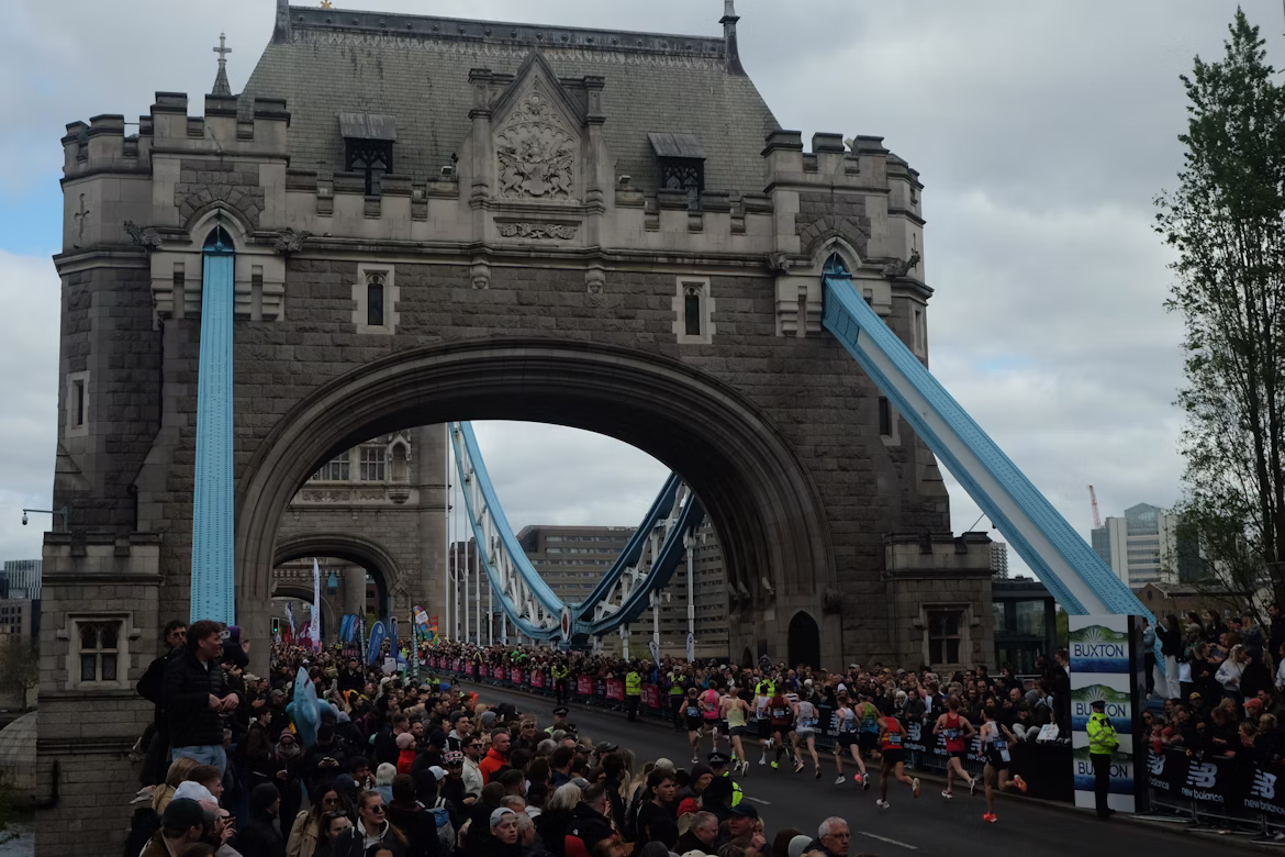 Auf der Tower Bridge in London sieht man Menschenmassen, die die Läufer beim Marathon anfeuern.