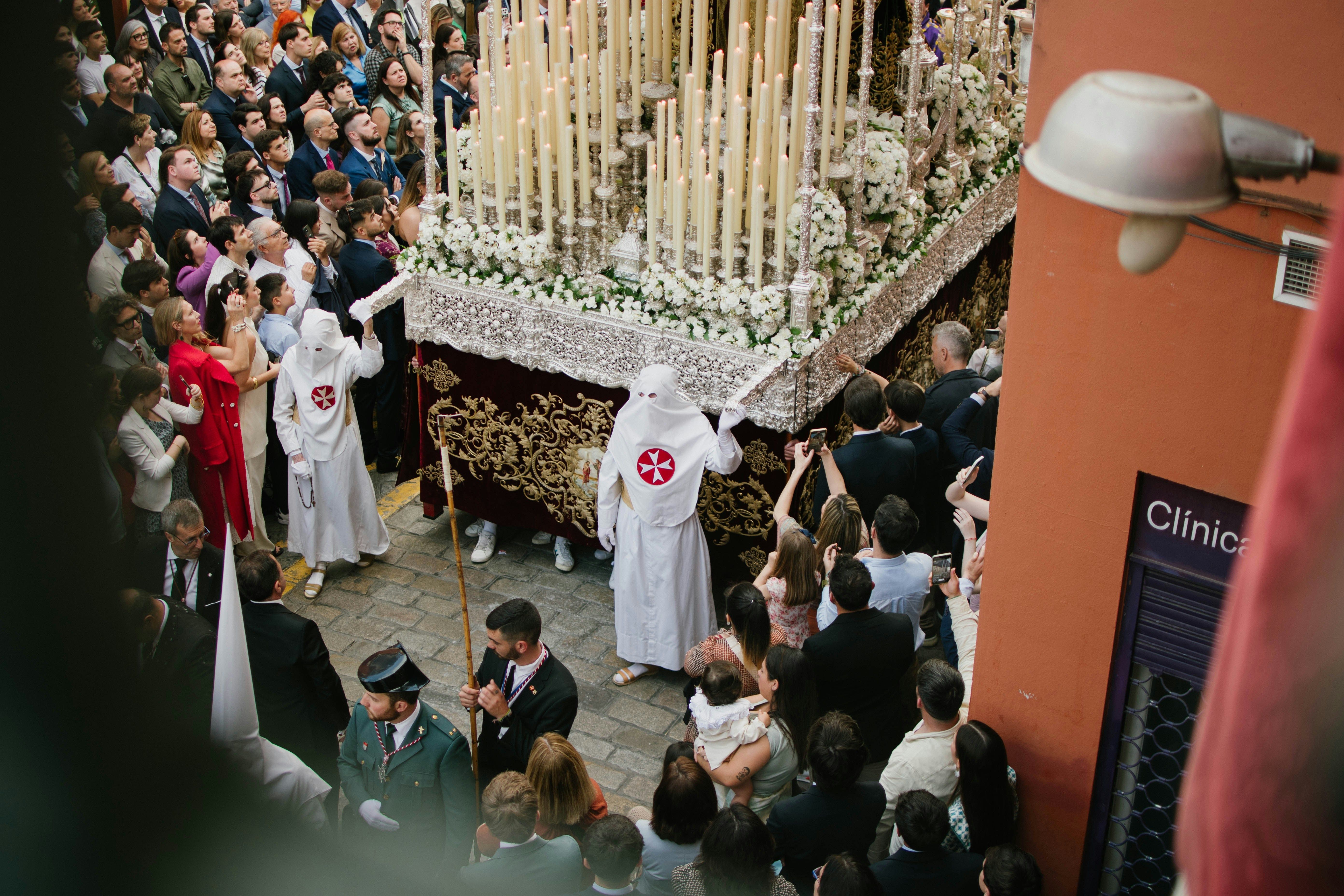 Mensen die zich tijdens de Semana Santa in Sevilla op straat verzamelen voor een optocht