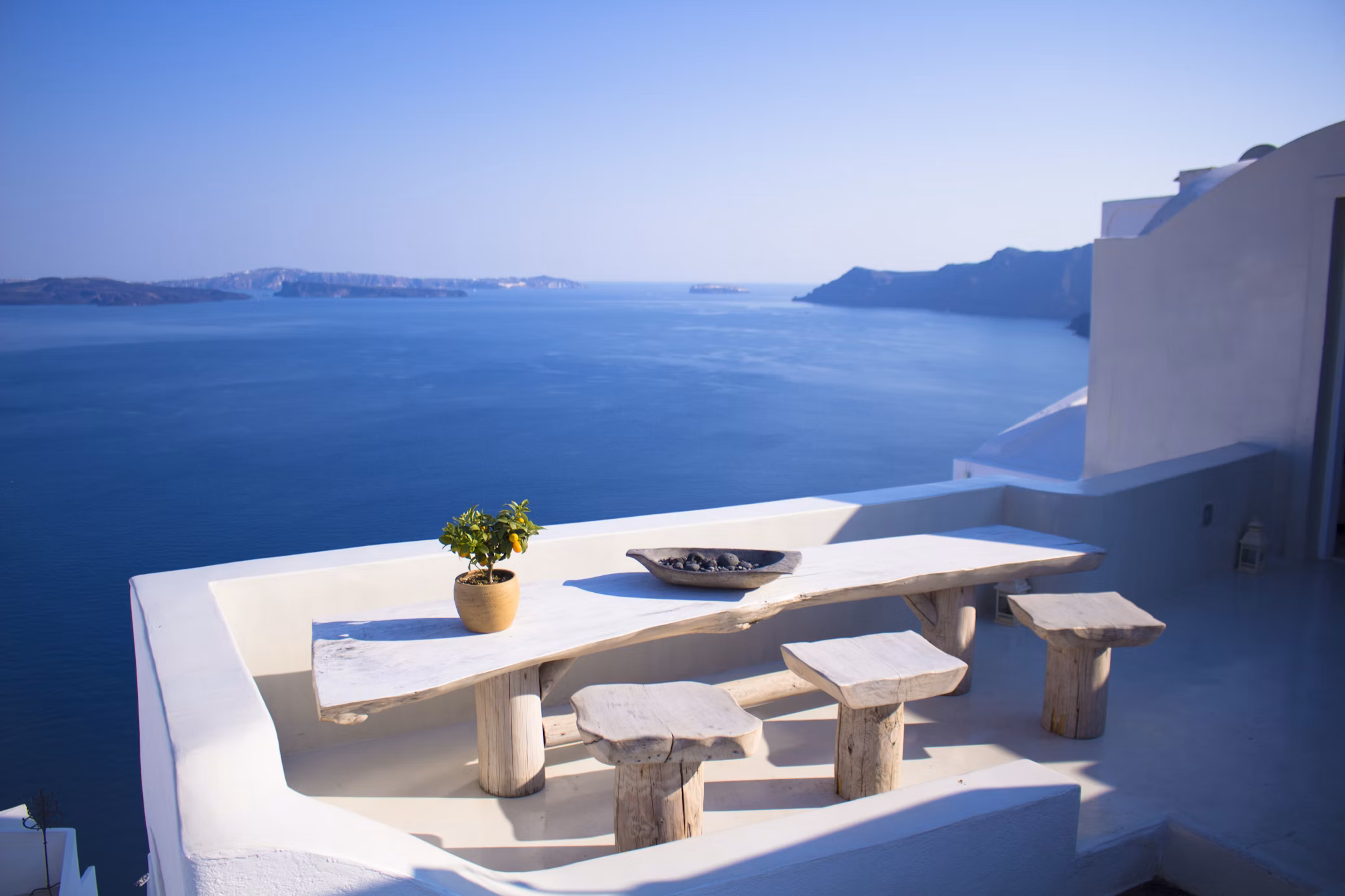 Terrazza sul mare turchese di Oia, Grecia.