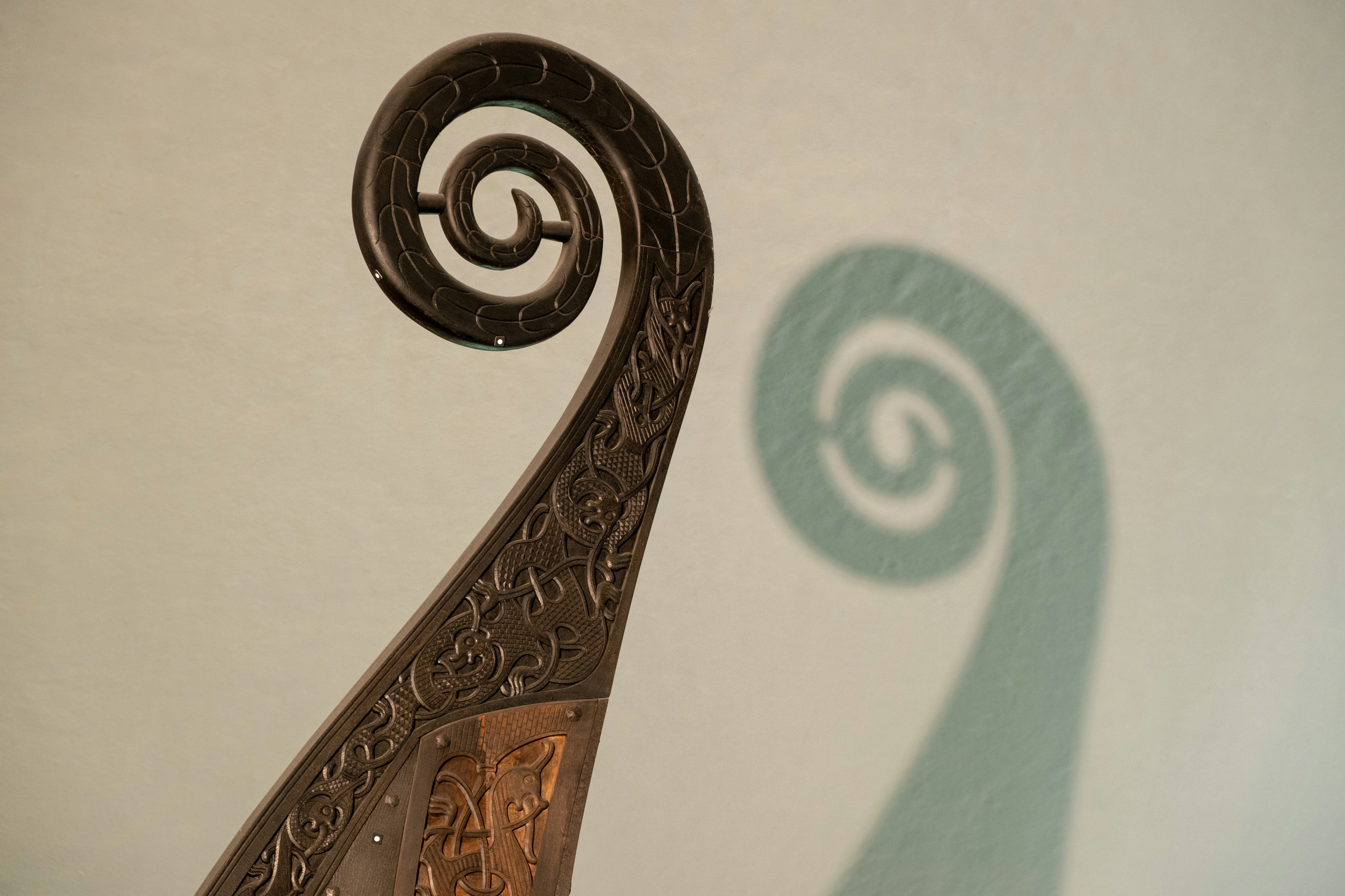 Der aufwendig geschnitzte, gewundene, schlangenförmige Bug des Oseberg-Schiffes.