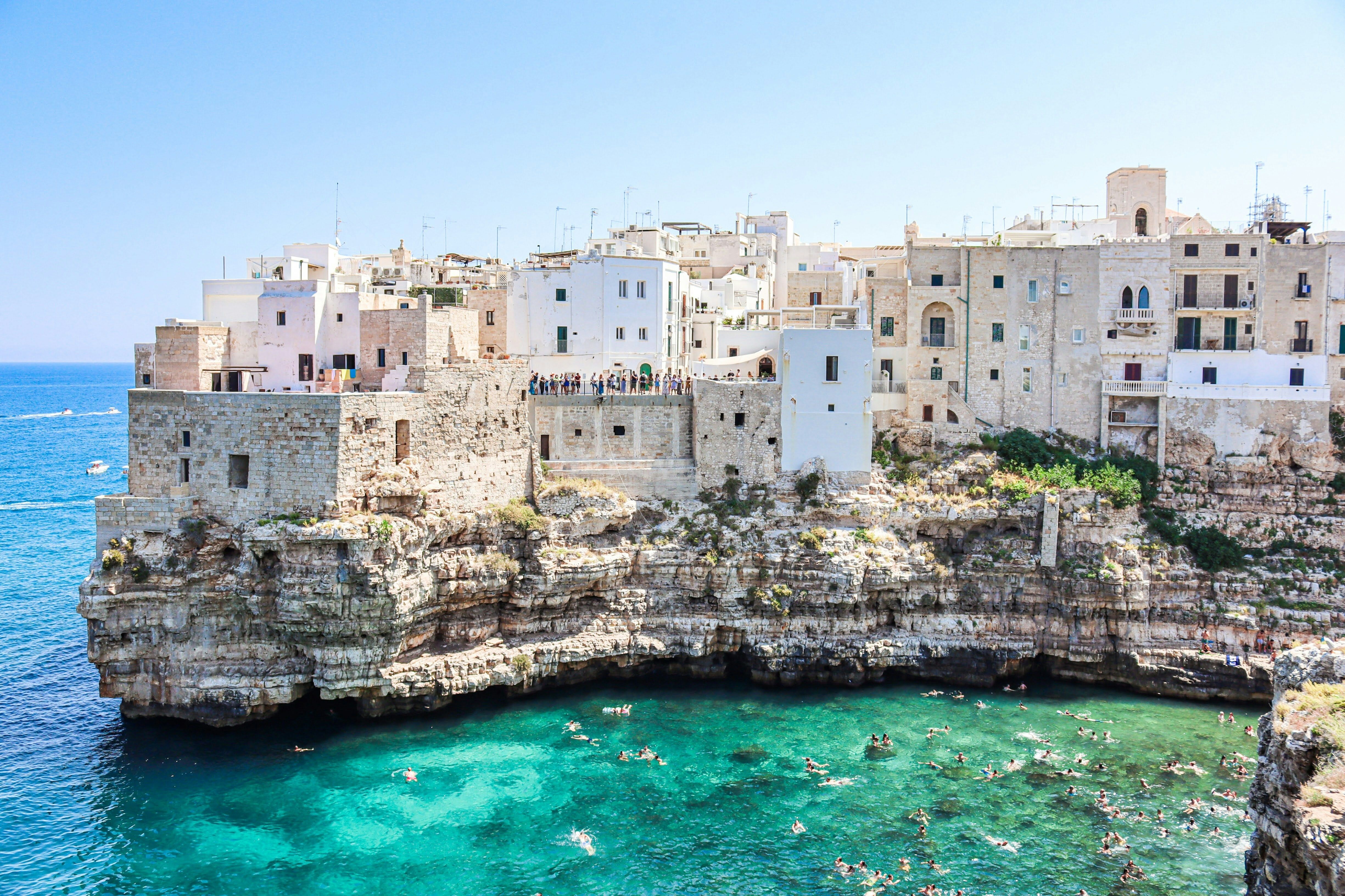 Tipico scorcio di Polignano a Mare (Puglia), un borgo bianco a strapiombo sul mare.
