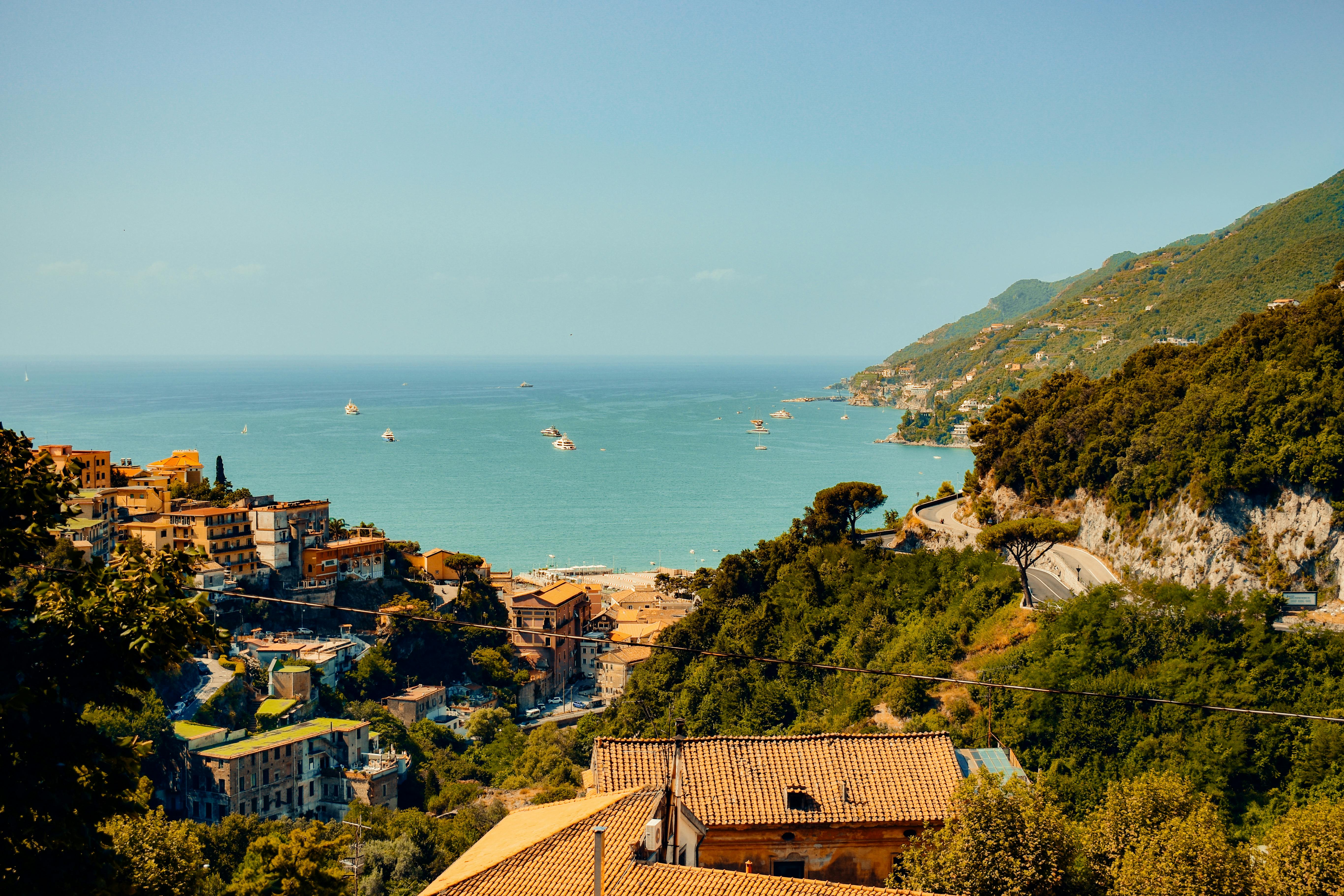 Von der kleinen Stadt Salerno aus sieht man das blaue Meer im Sonnenschein.