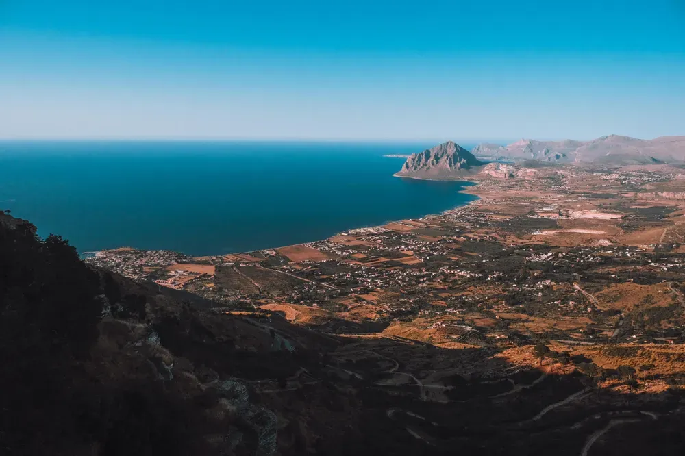 Blick von oben auf die Bucht von San Vito Lo Capo auf Sizilien.