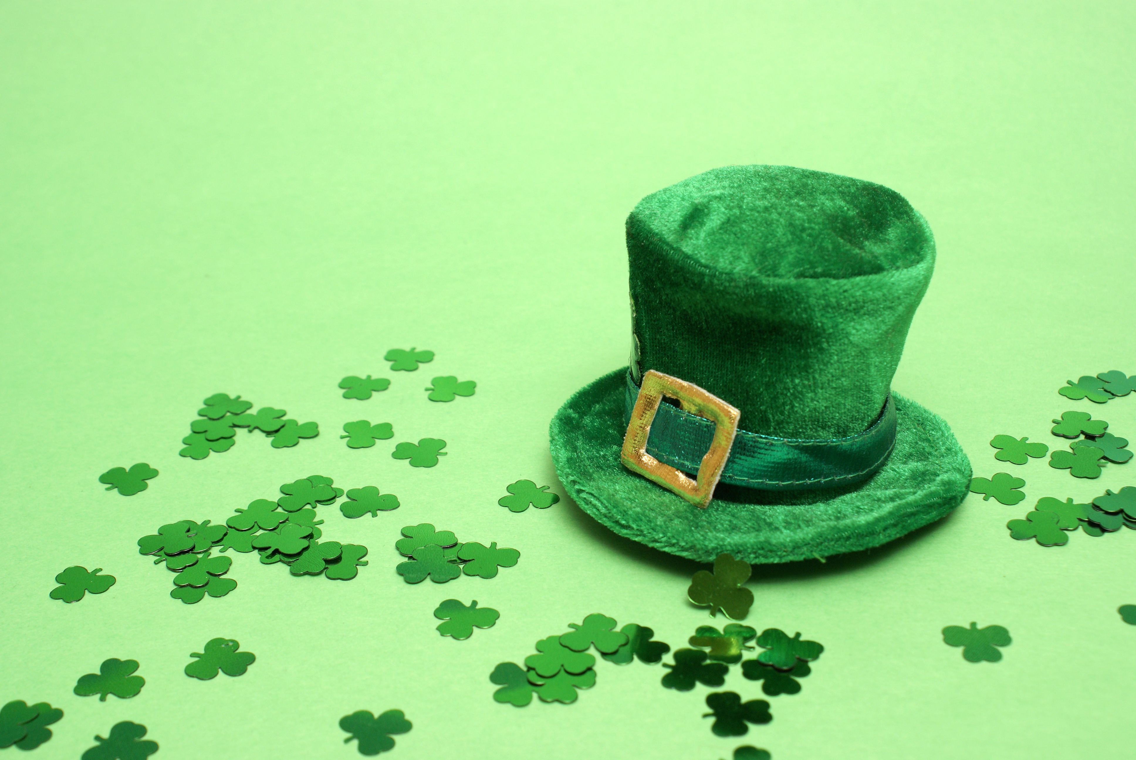 Leprechaun top hat and shamrock confetti