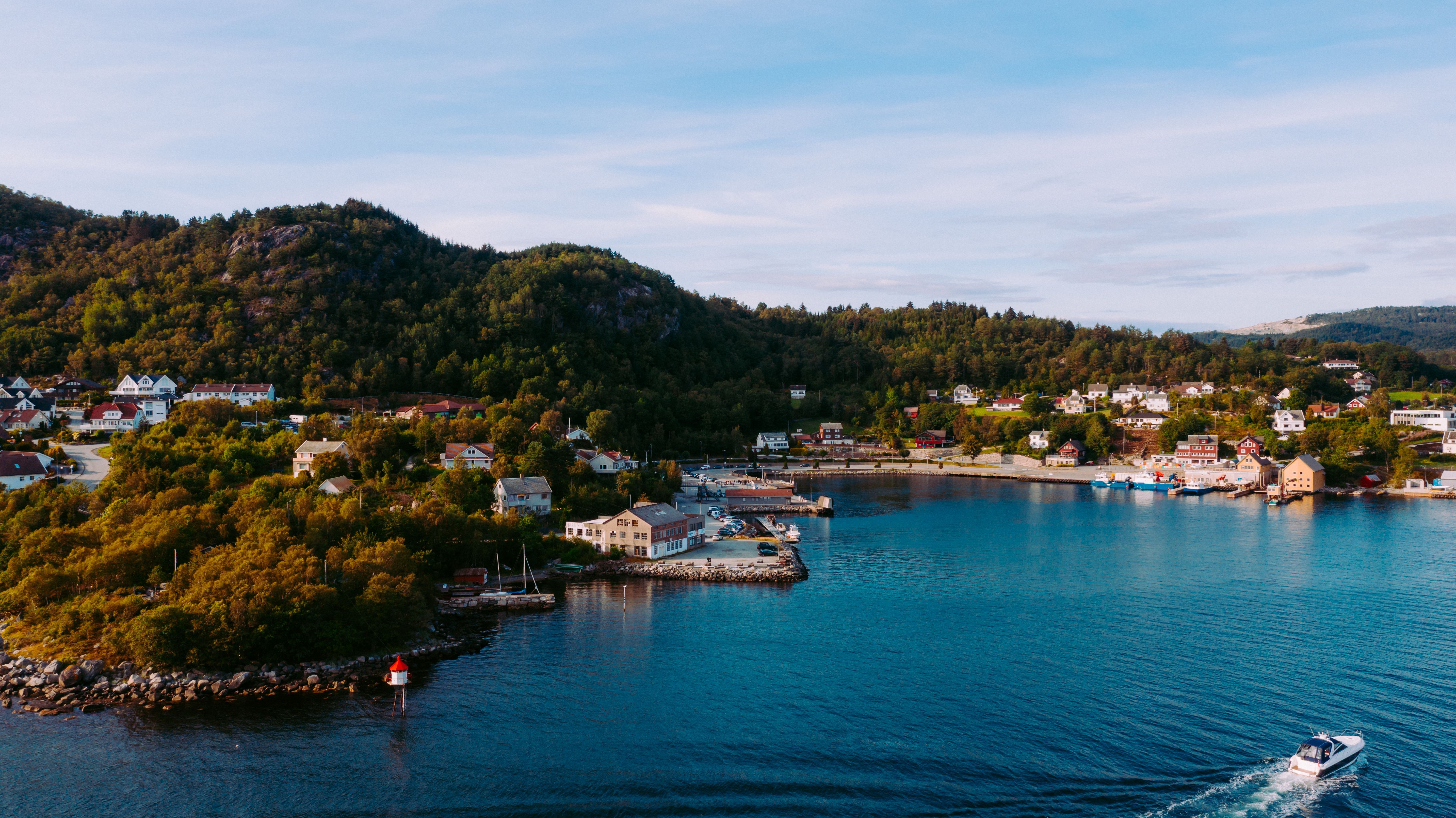 Die Küstenlandschaft von Stavanger in Norwegen mit einer kleinen Stadt direkt neben einem malerischen Hafen.