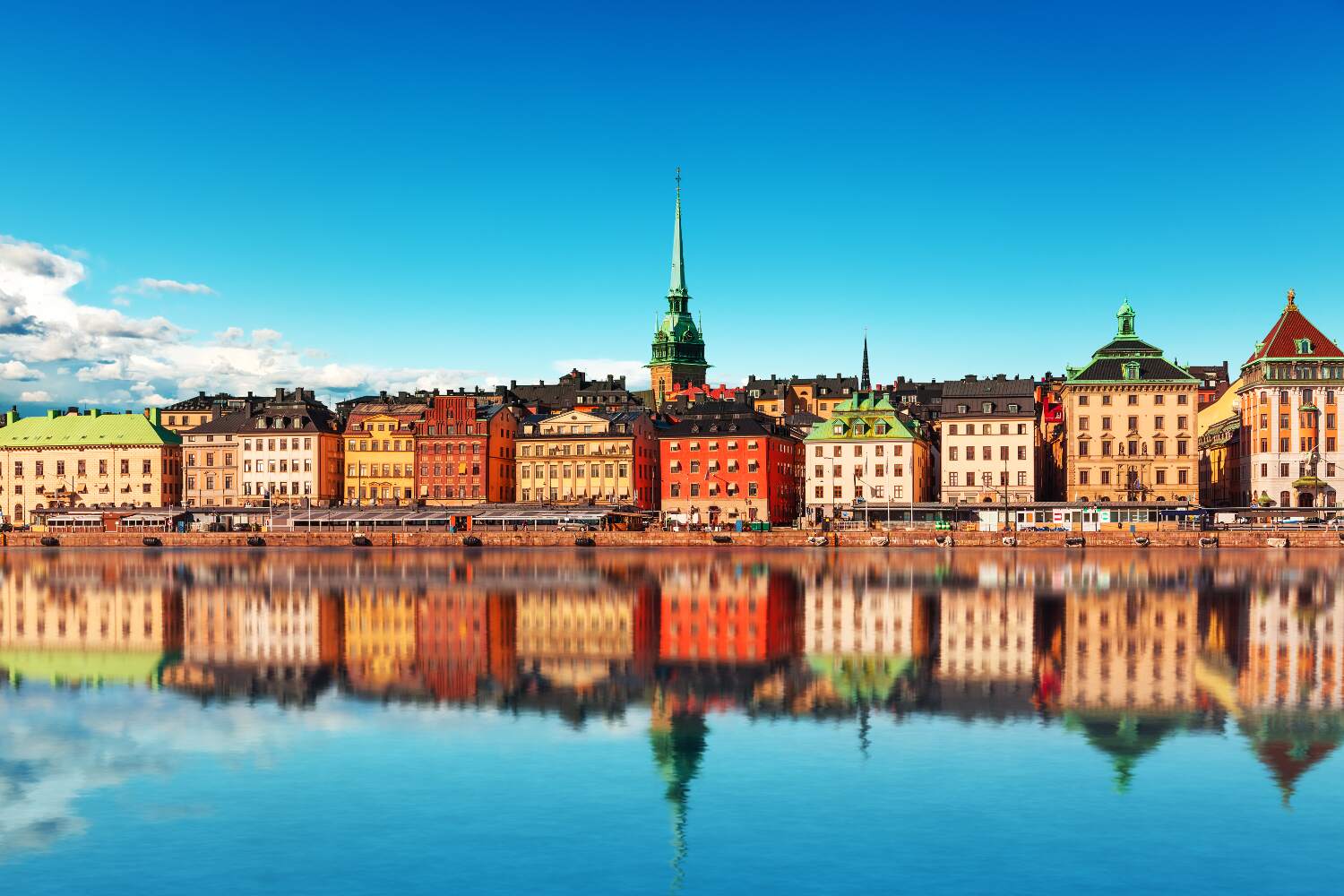 Kleurrijke promenade van Gamla Stan Stockholm.