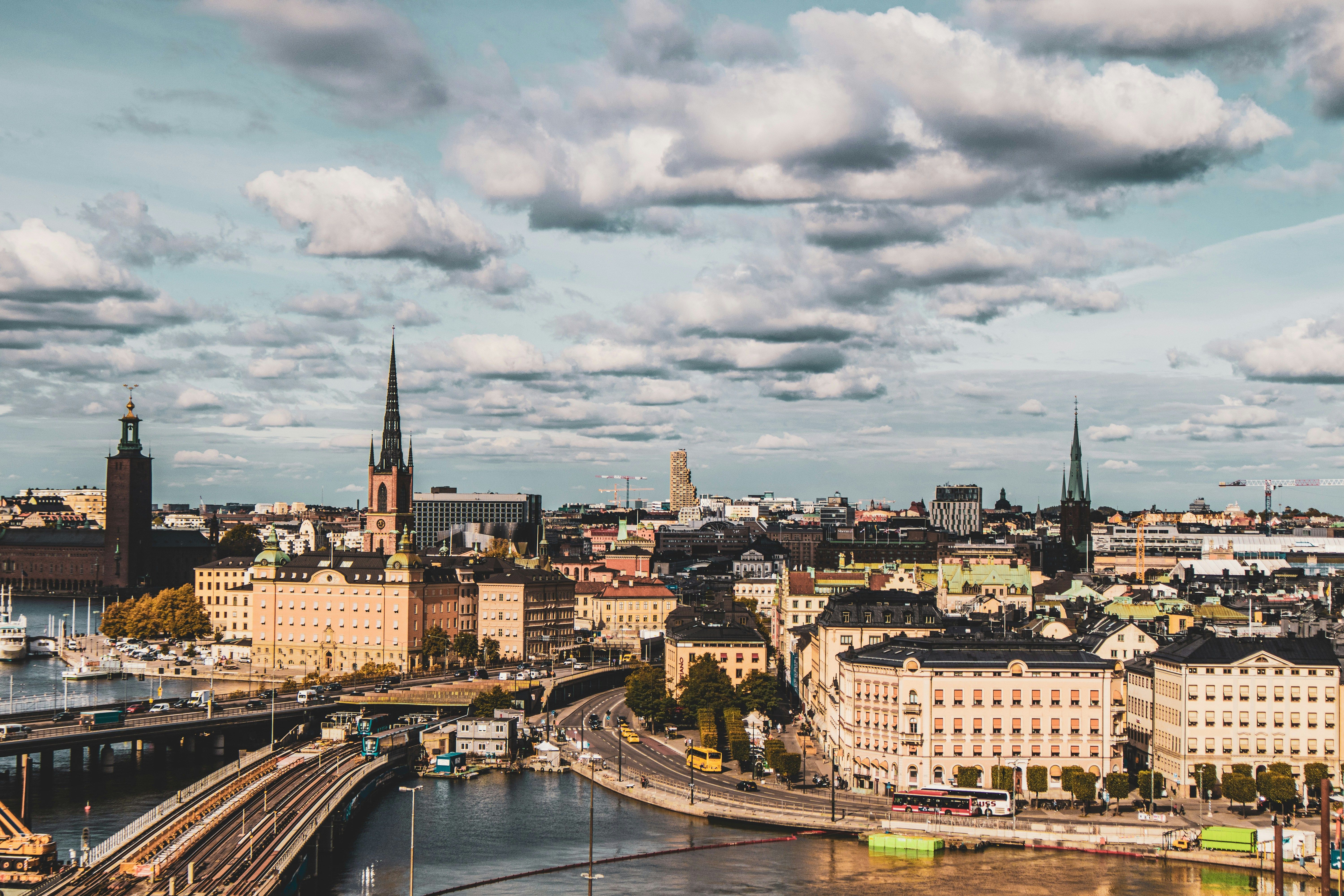 Ein Blick auf die schwedische Hauptstadt Stockholm, mit Häusern und Straßen.