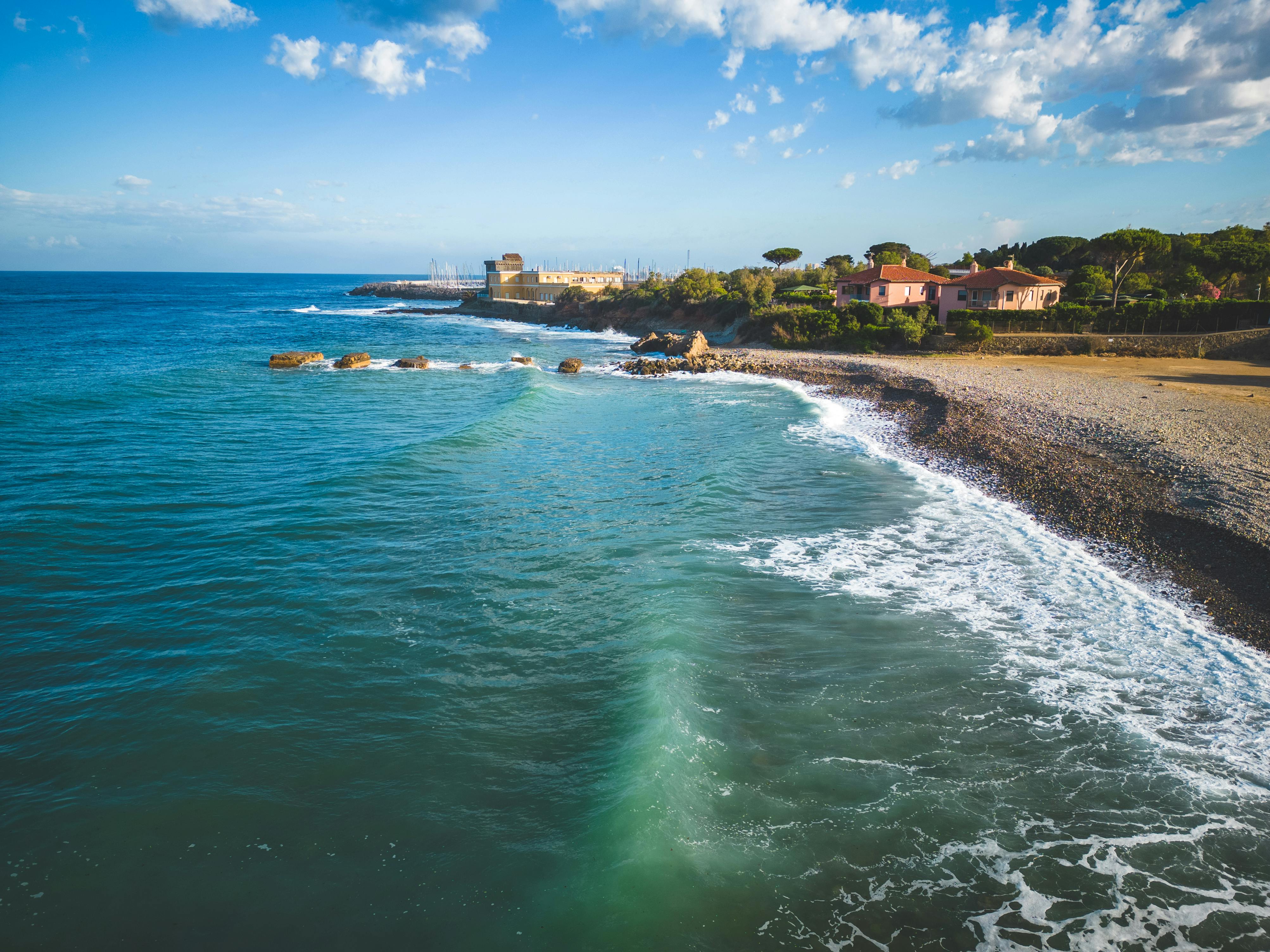 Die Wellen schwappen an den Kiesstrand des kleinen Örtchens Piombino.