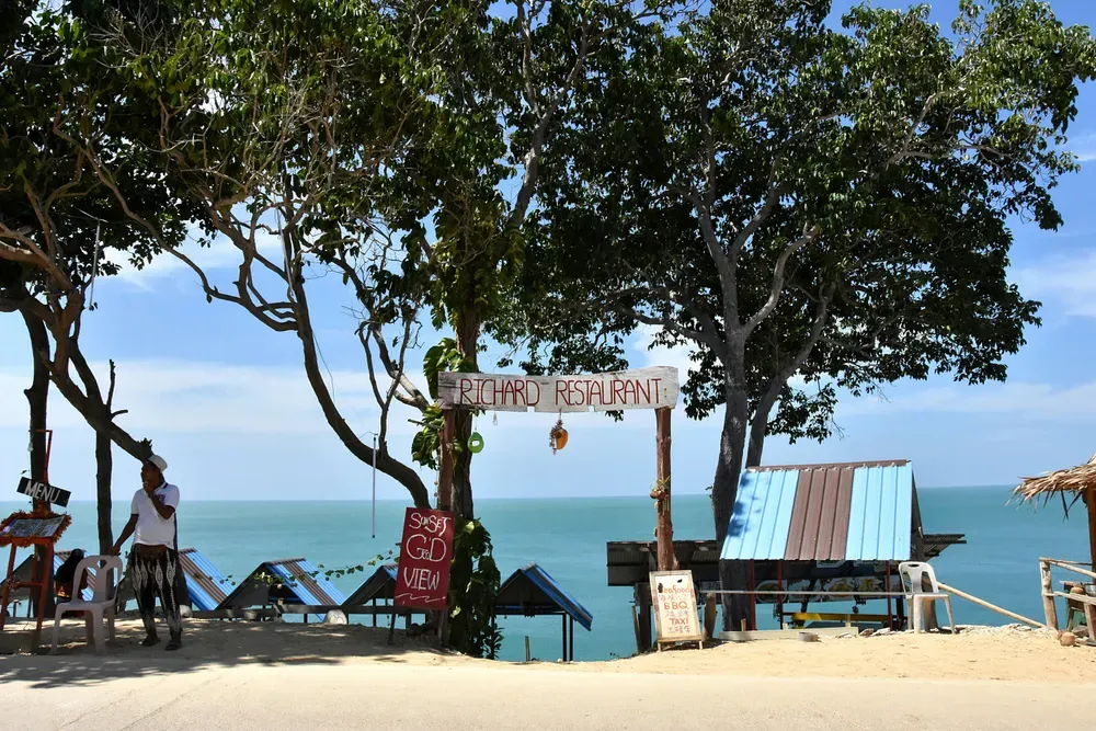 Ein kleines Strandrestaurant am Strand von Koh Lanta.