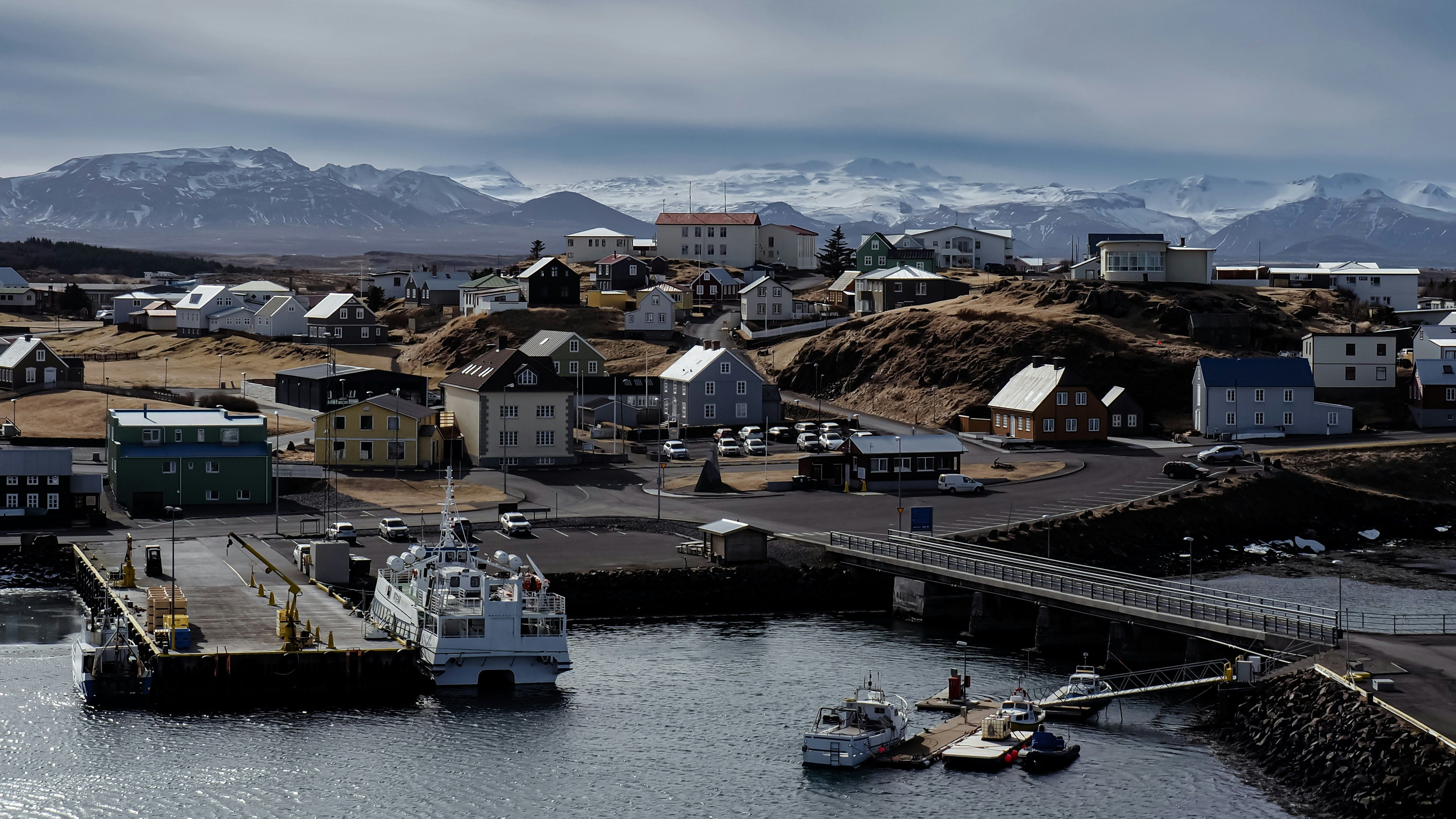 Das kleine Örtchen Stykkisholmúr mit seinem kleinen Hafen, ein paar Häuschen und den beeindruckenden Bergen im Hintergrund.