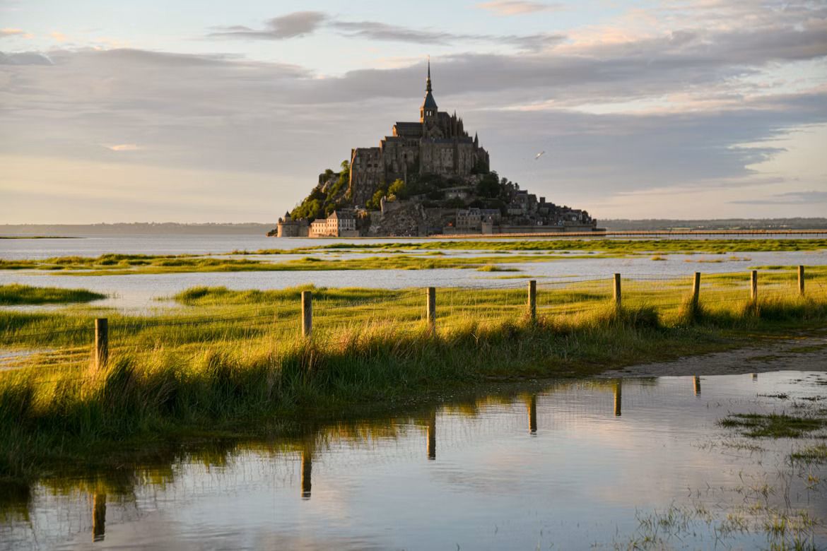 Sunset light over Mont Saint-Michel.jpg