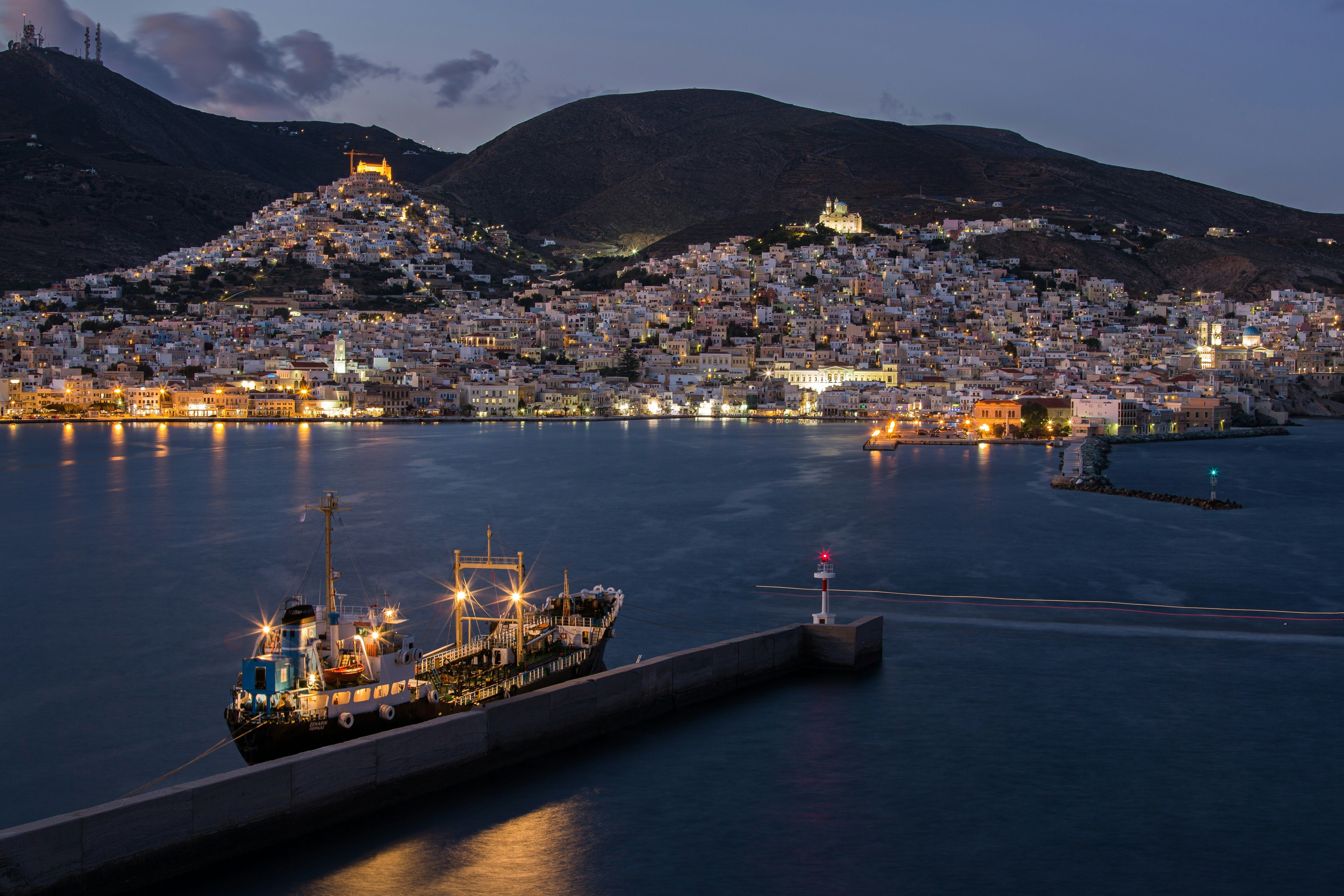 Porto di Syros illuminato di notte, Grecia.