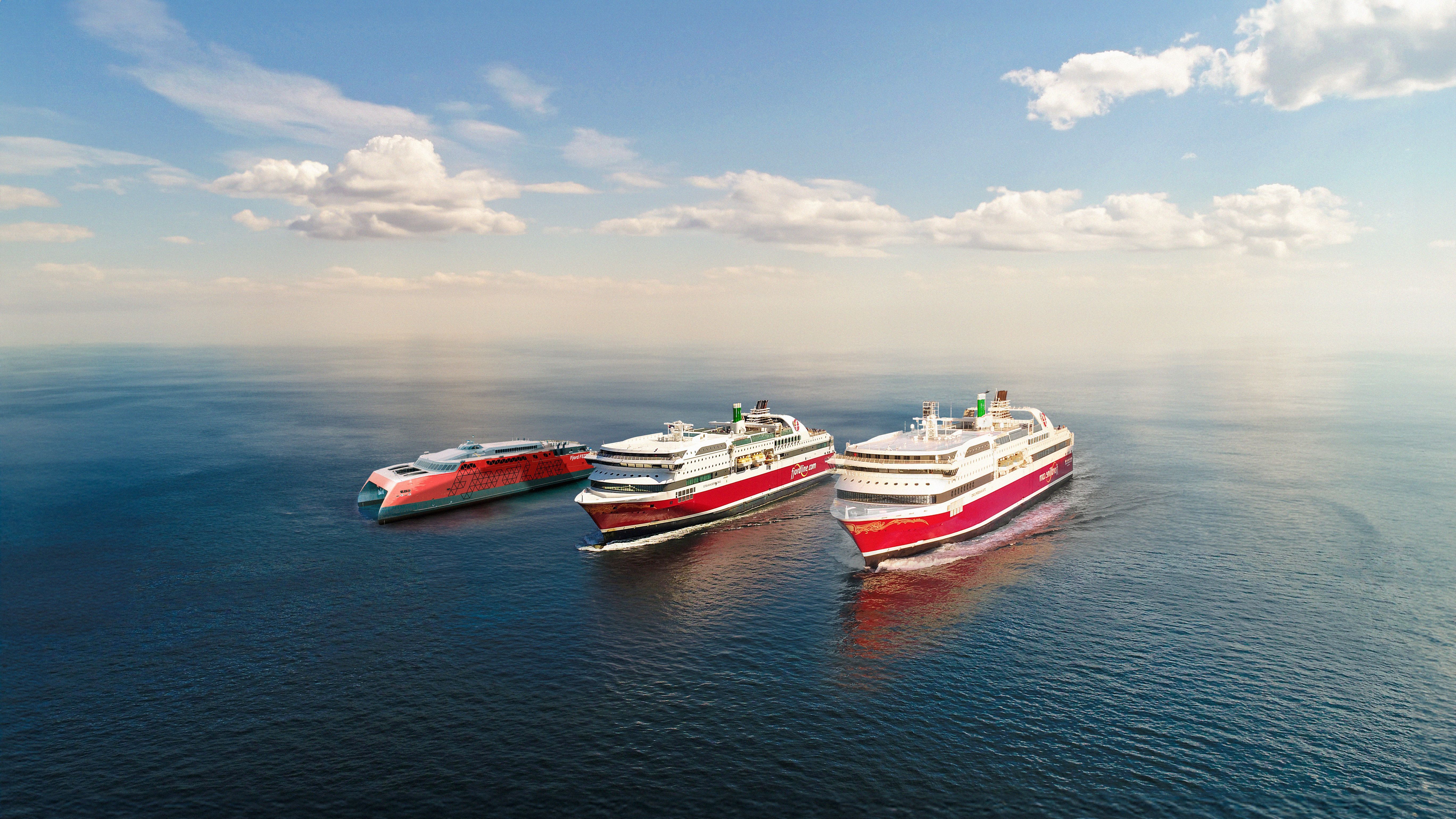 Los tres transbordadores de la flota de Fjord Line navegan uno al lado del otro por mar abierto cuando el mar está en calma.