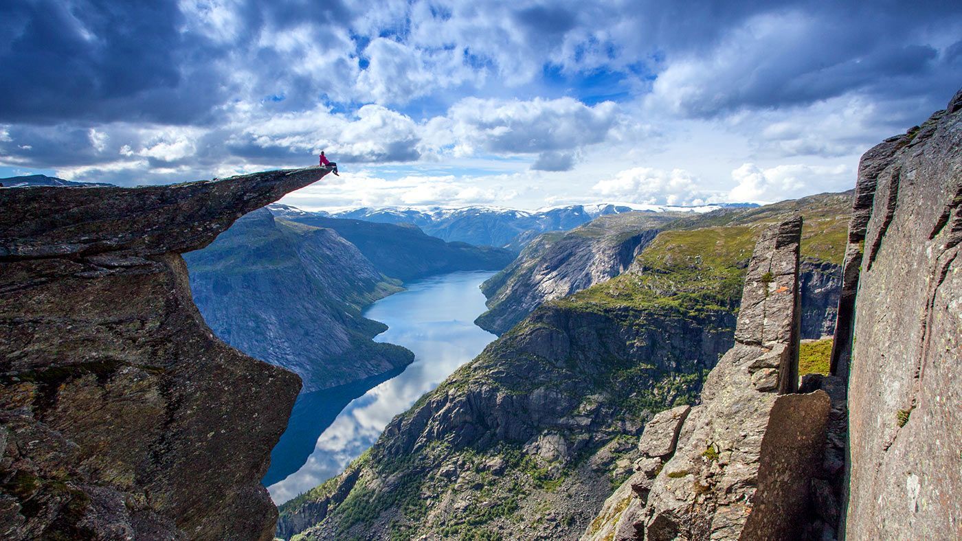 Trolltunga-uitsteeksel en uitzicht op de vallei.